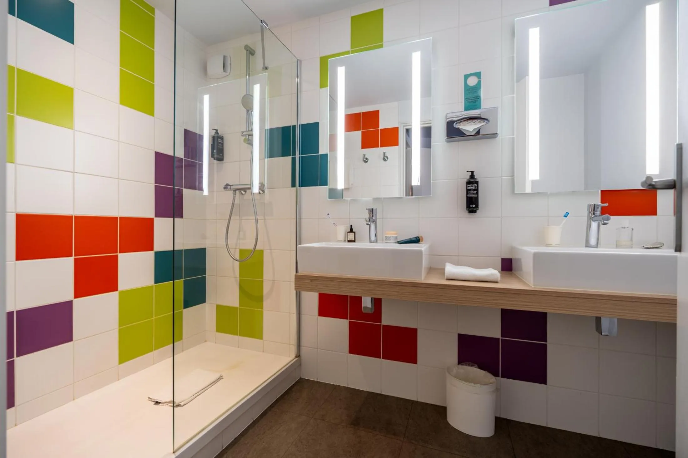 Bathroom in ibis Styles Poitiers Nord