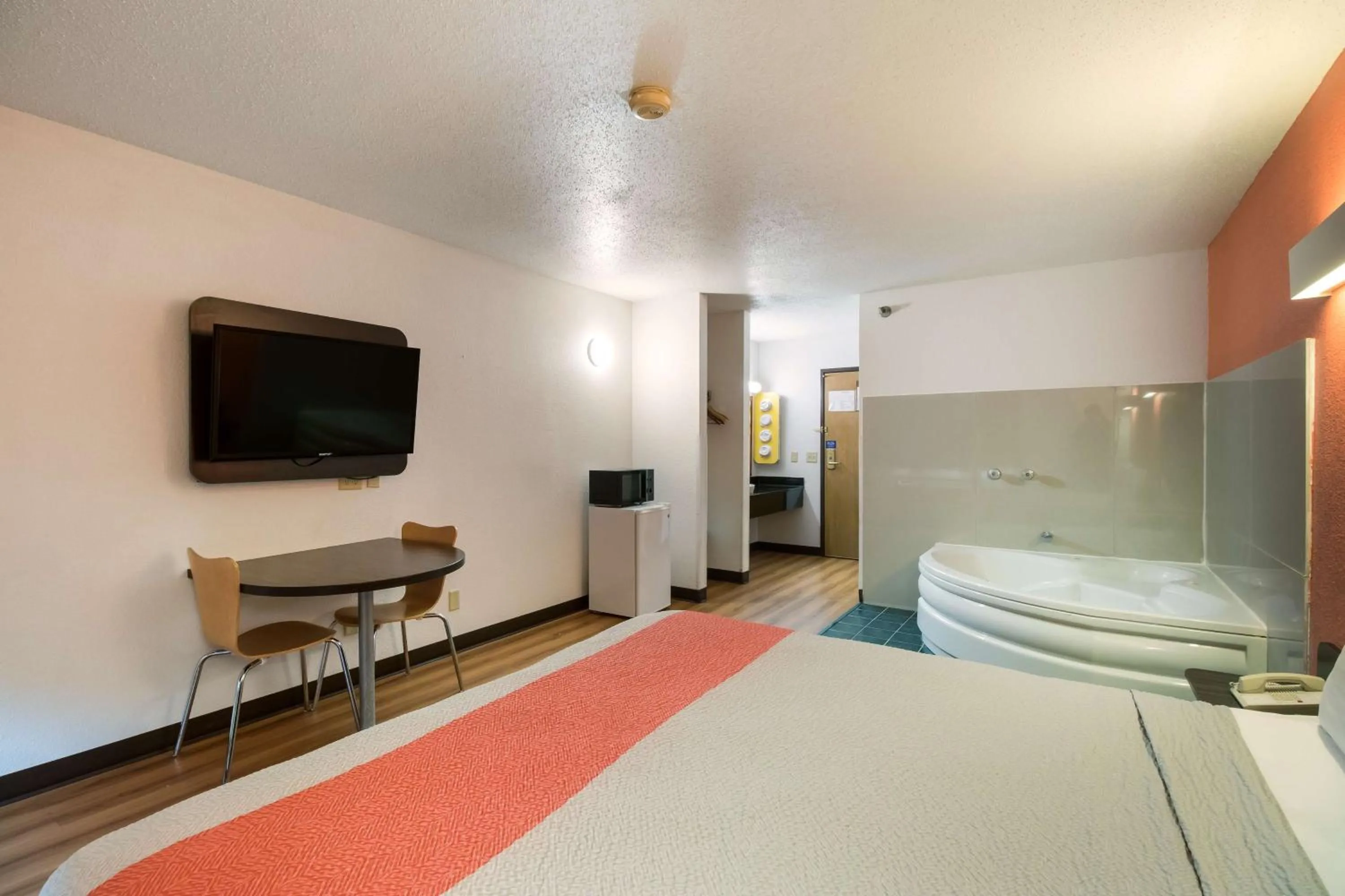 Spa and wellness centre/facilities in Motel 6-Davenport, IA