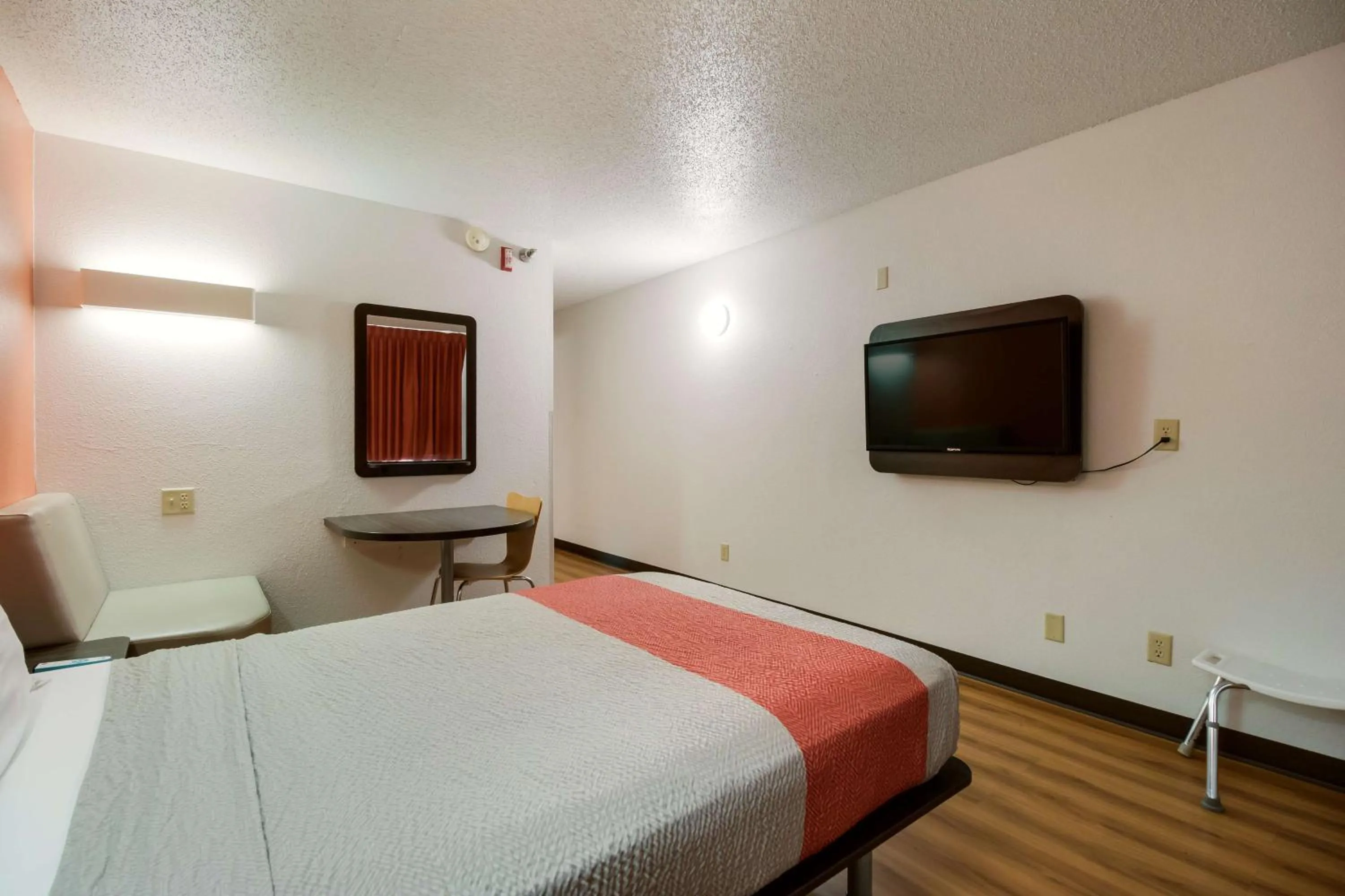 Photo of the whole room, Bed in Motel 6-Davenport, IA