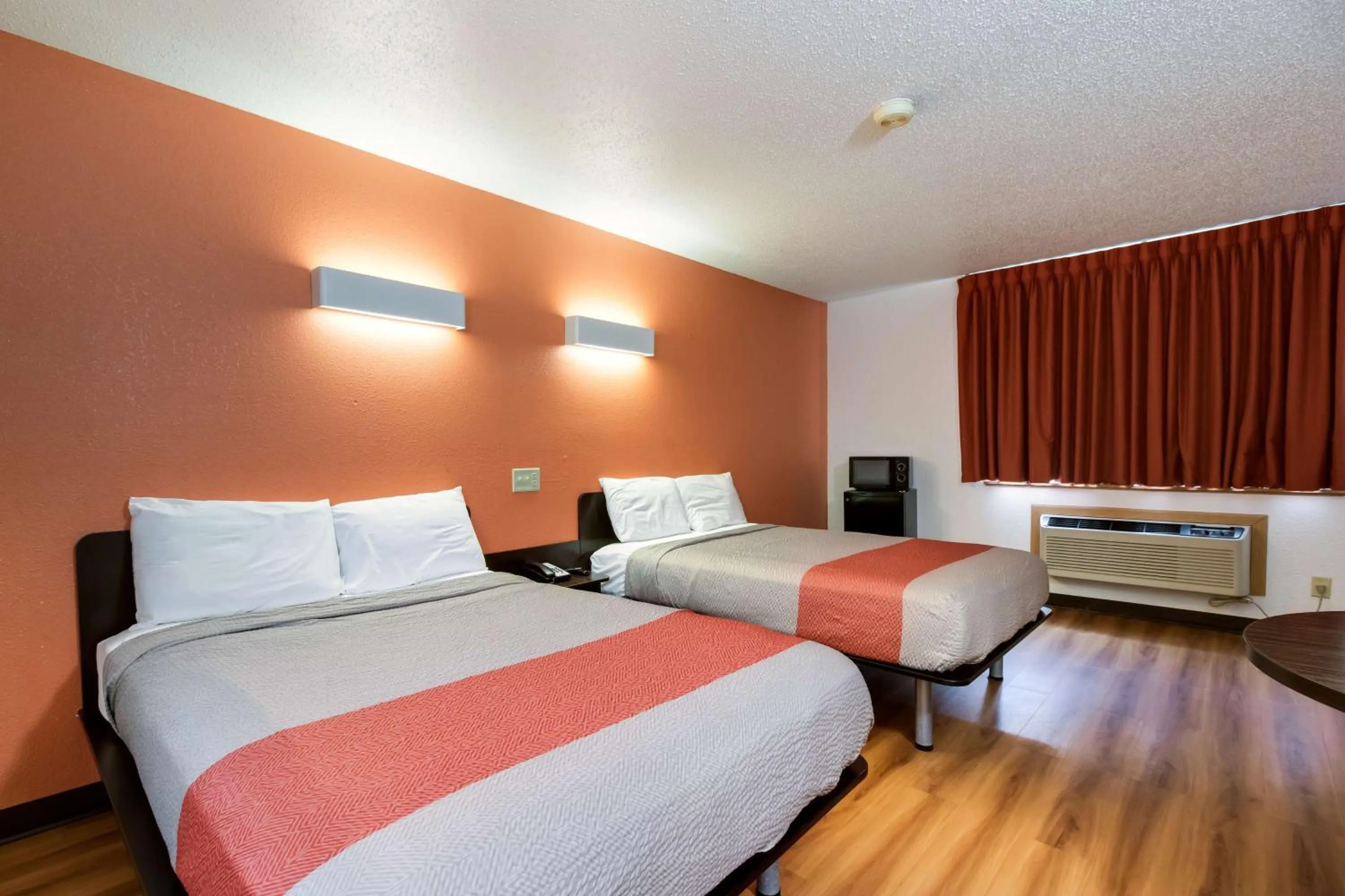 Photo of the whole room, Bed in Motel 6-Davenport, IA