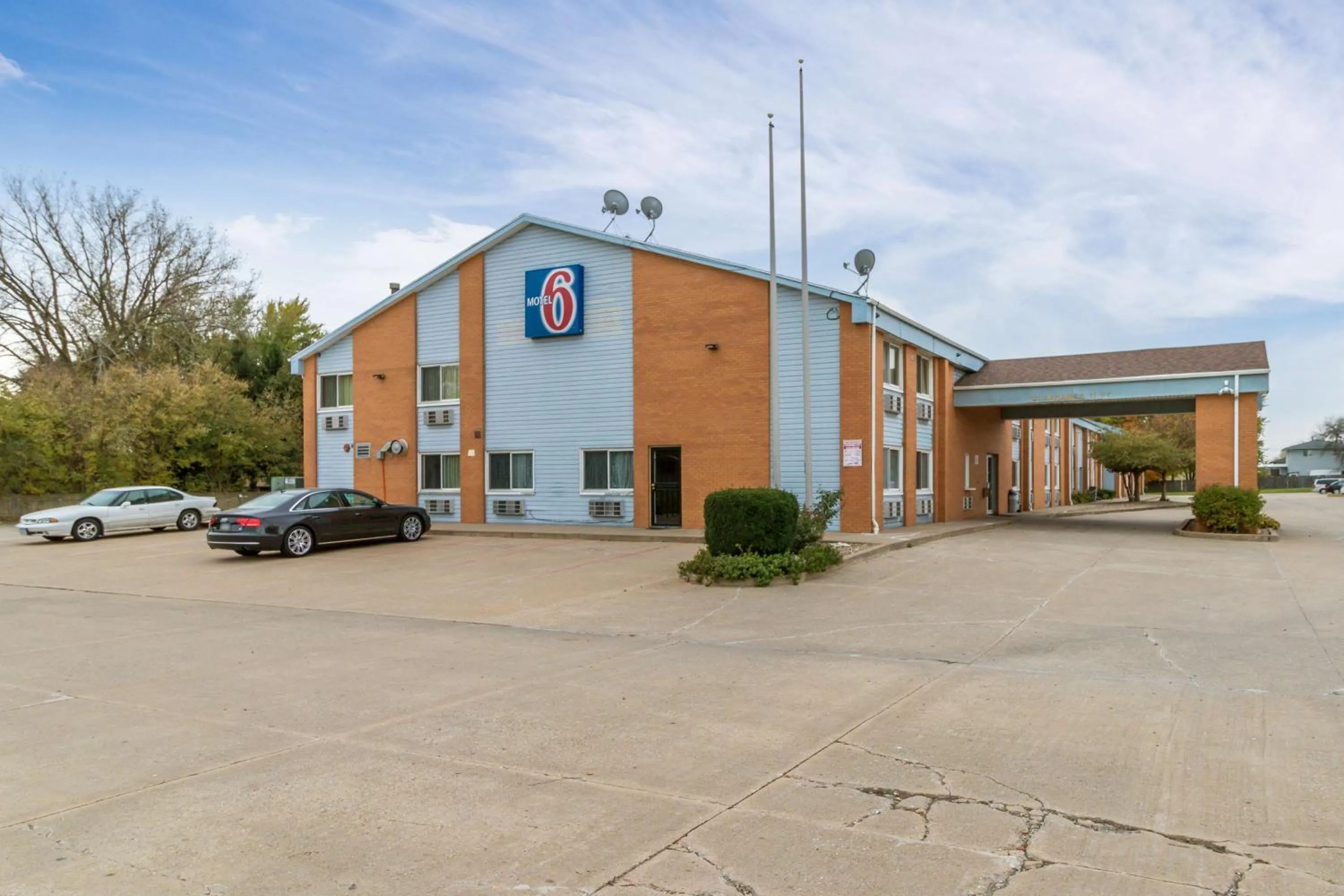 Property building in Motel 6-Davenport, IA