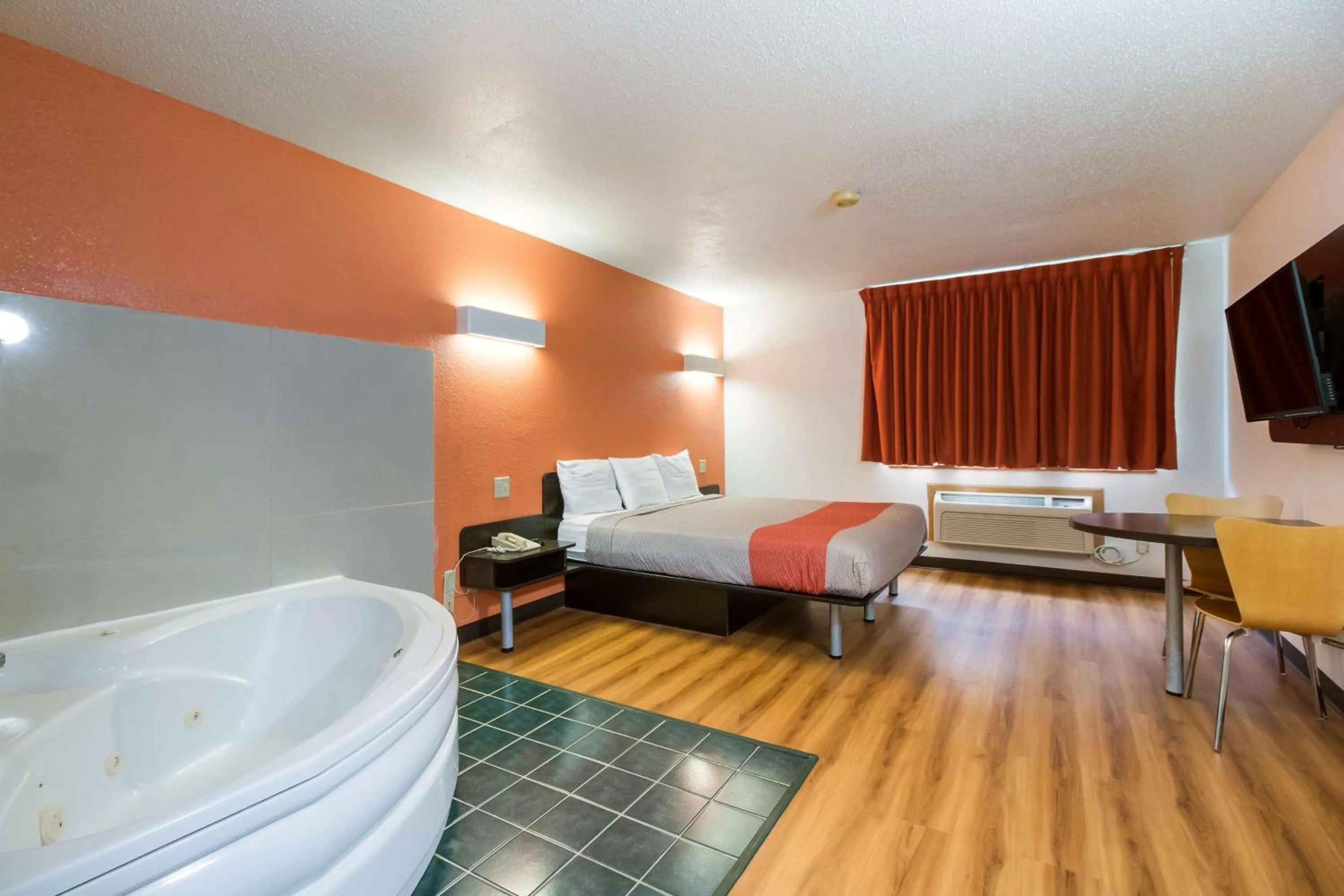 Spa and wellness centre/facilities, Bed in Motel 6-Davenport, IA