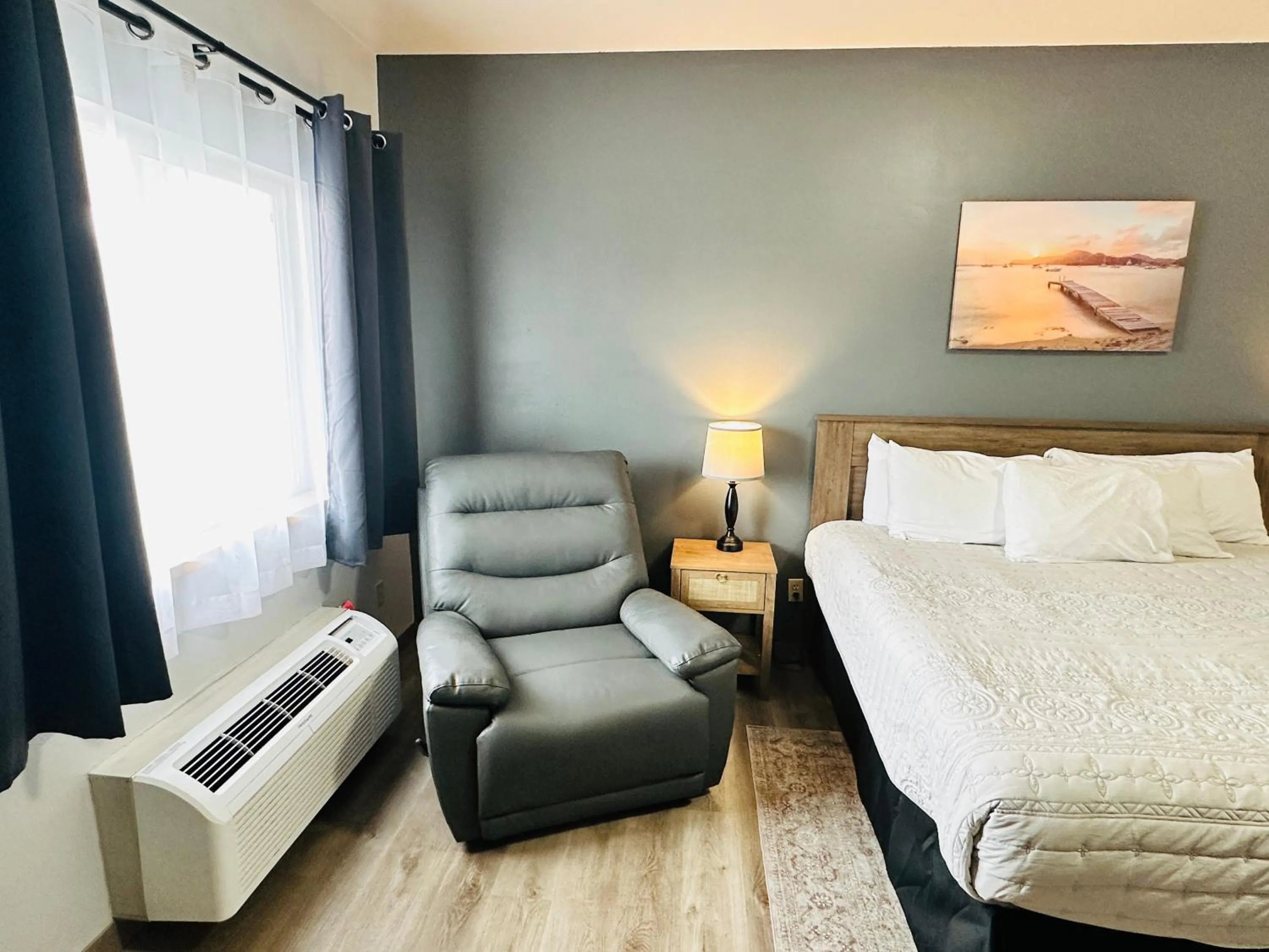 Seating area, Bed in The Beaverhead Lodge