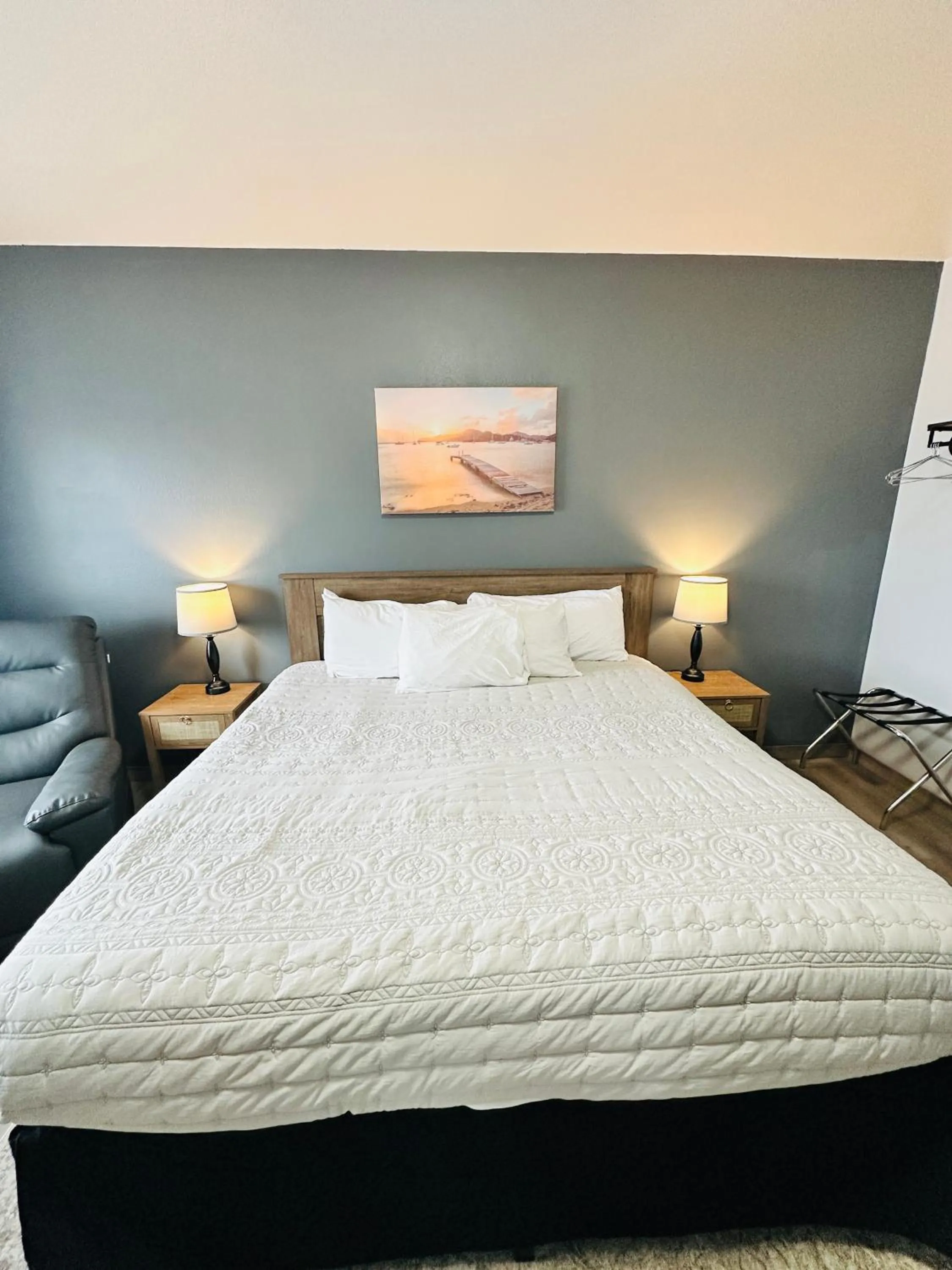 Photo of the whole room, Bed in The Beaverhead Lodge