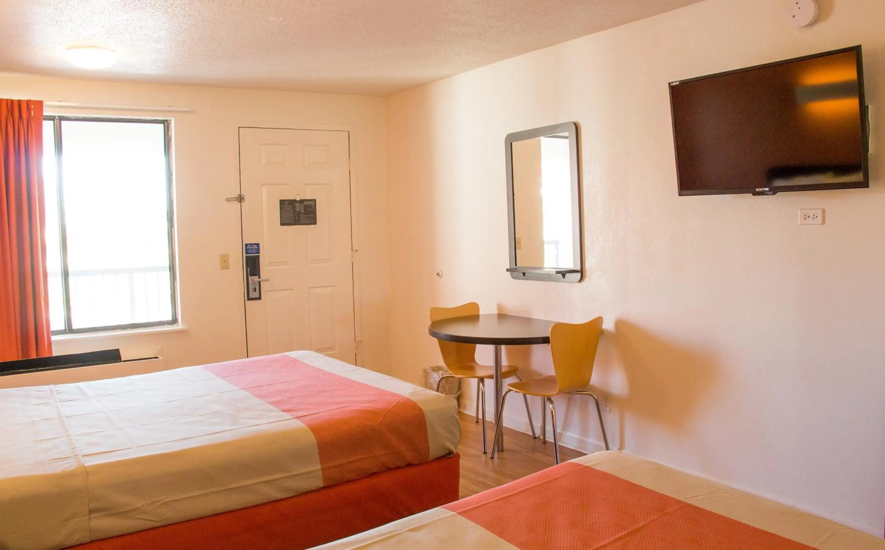 Photo of the whole room, Bed in Motel 6-Cookeville, TN