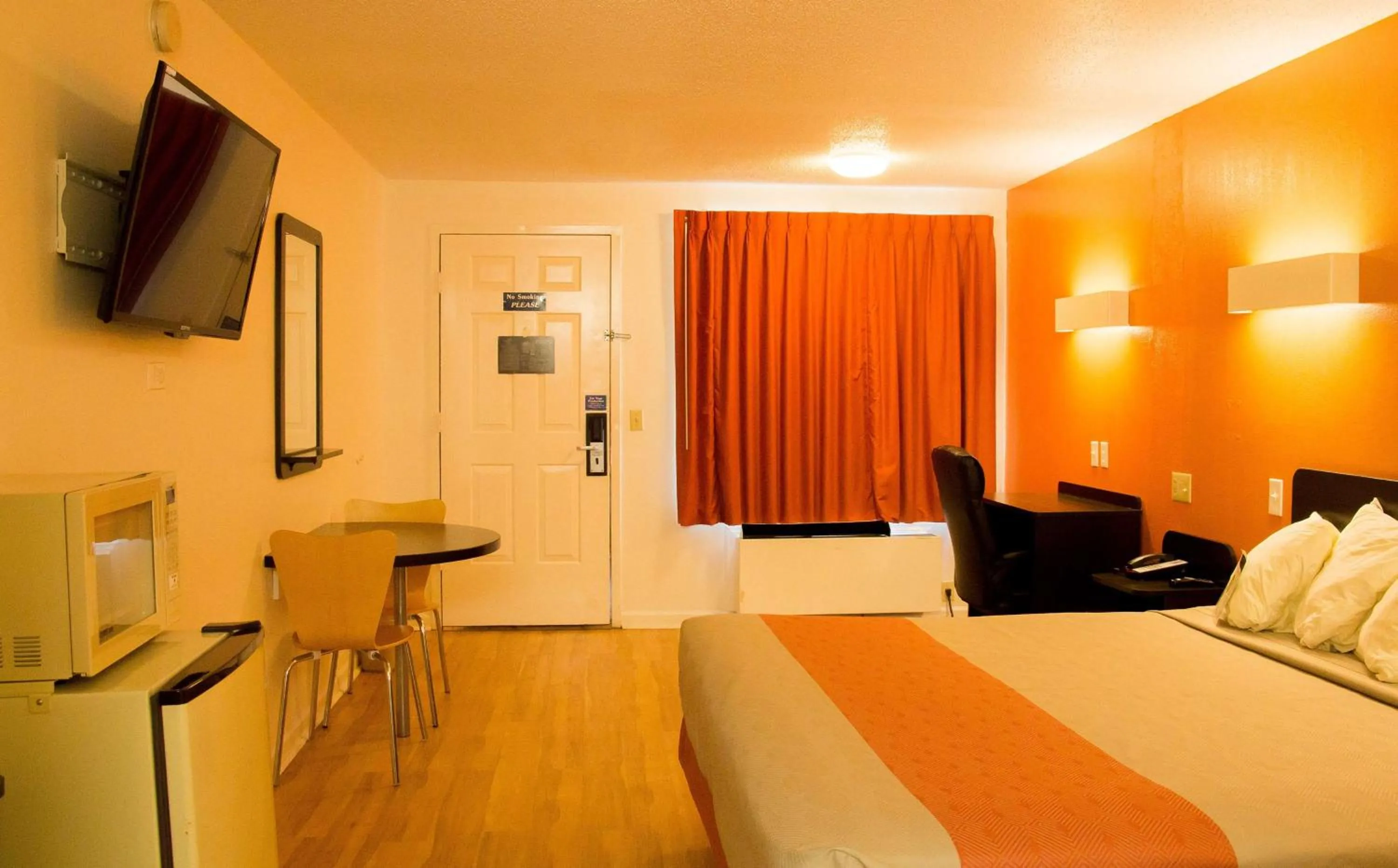 TV and multimedia, Bed in Motel 6-Cookeville, TN