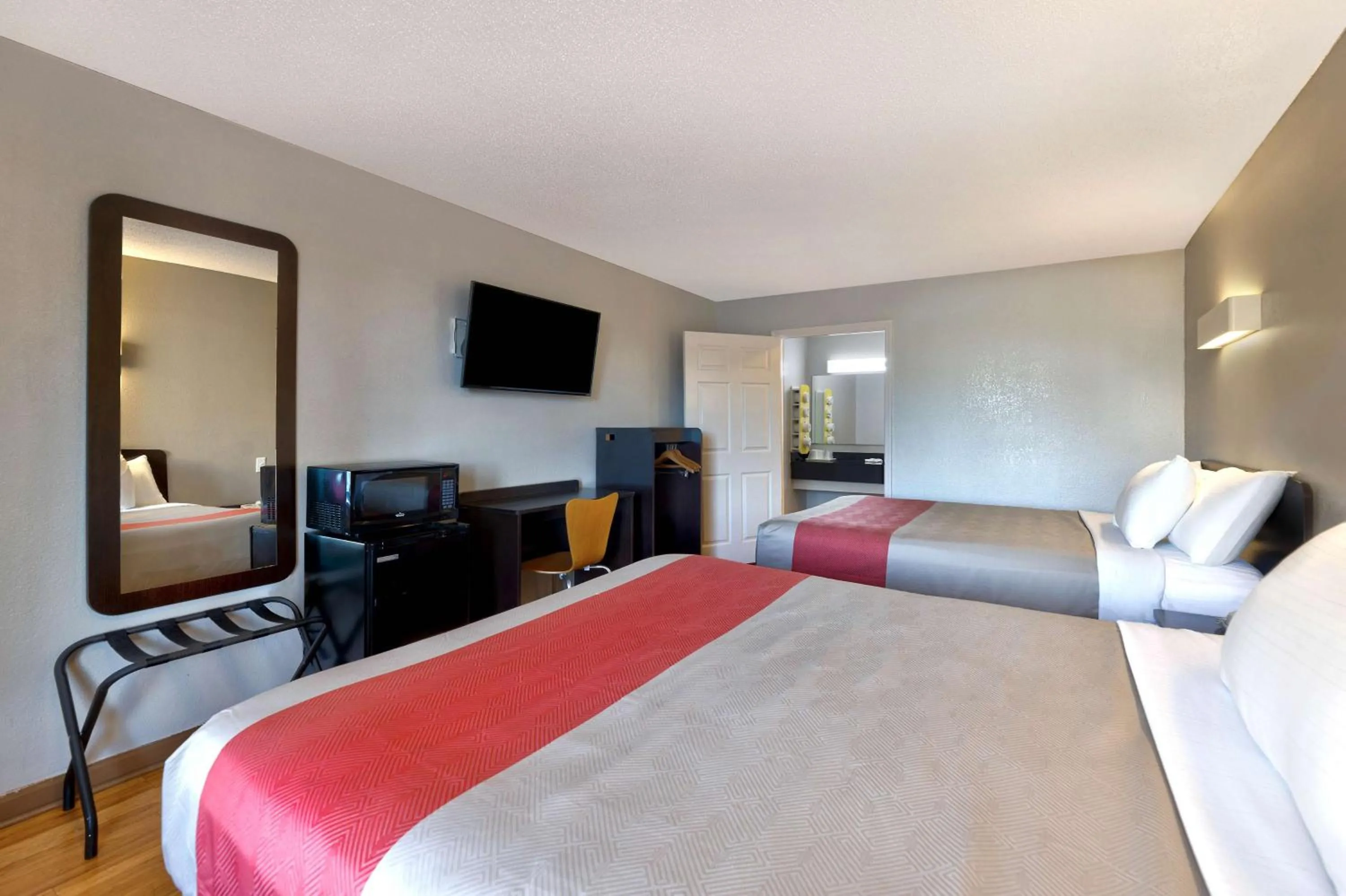 Photo of the whole room, Bed in Motel 6-Cookeville, TN