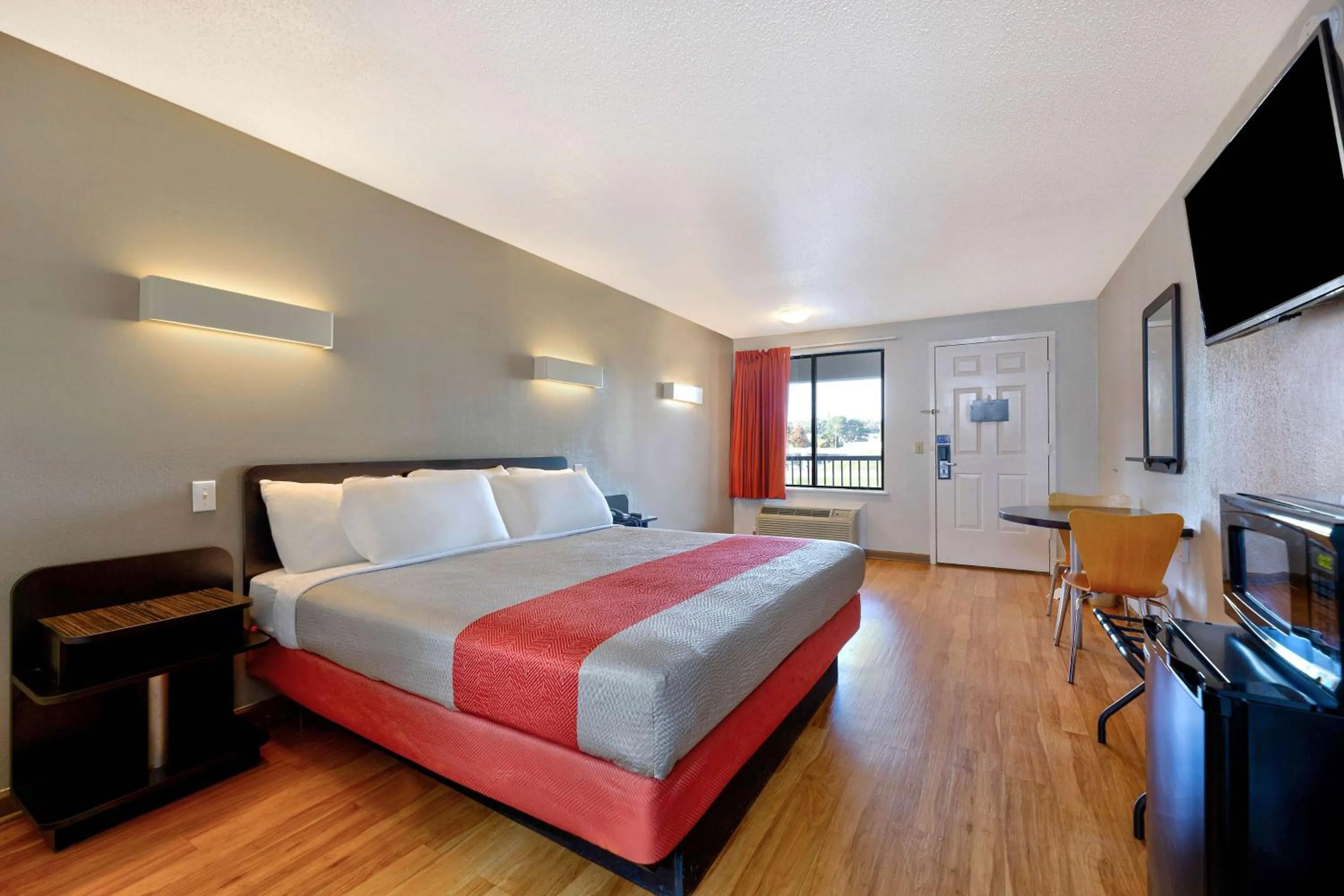 Photo of the whole room, Bed in Motel 6-Cookeville, TN