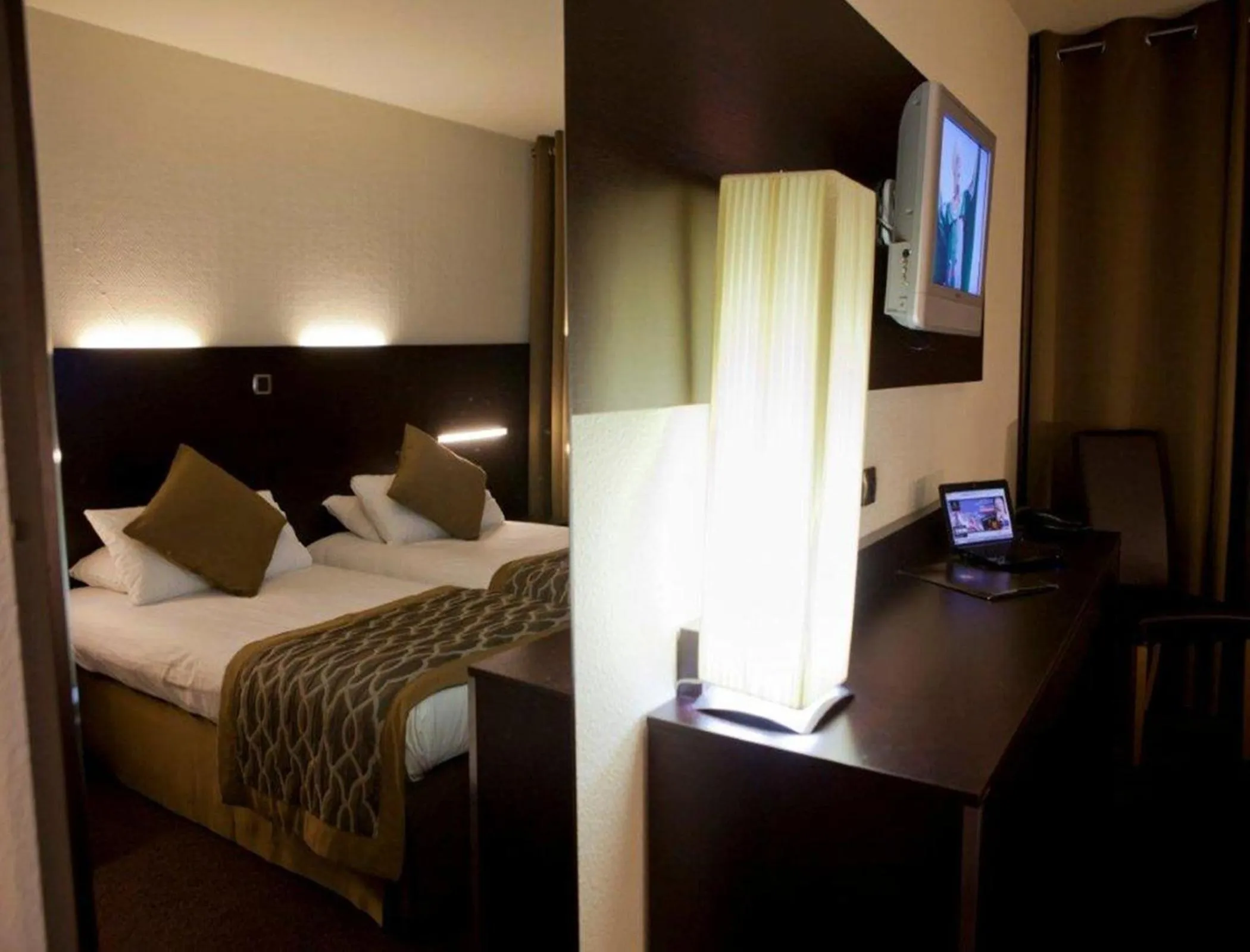 Photo of the whole room, TV/Entertainment Center in Apogia Paris