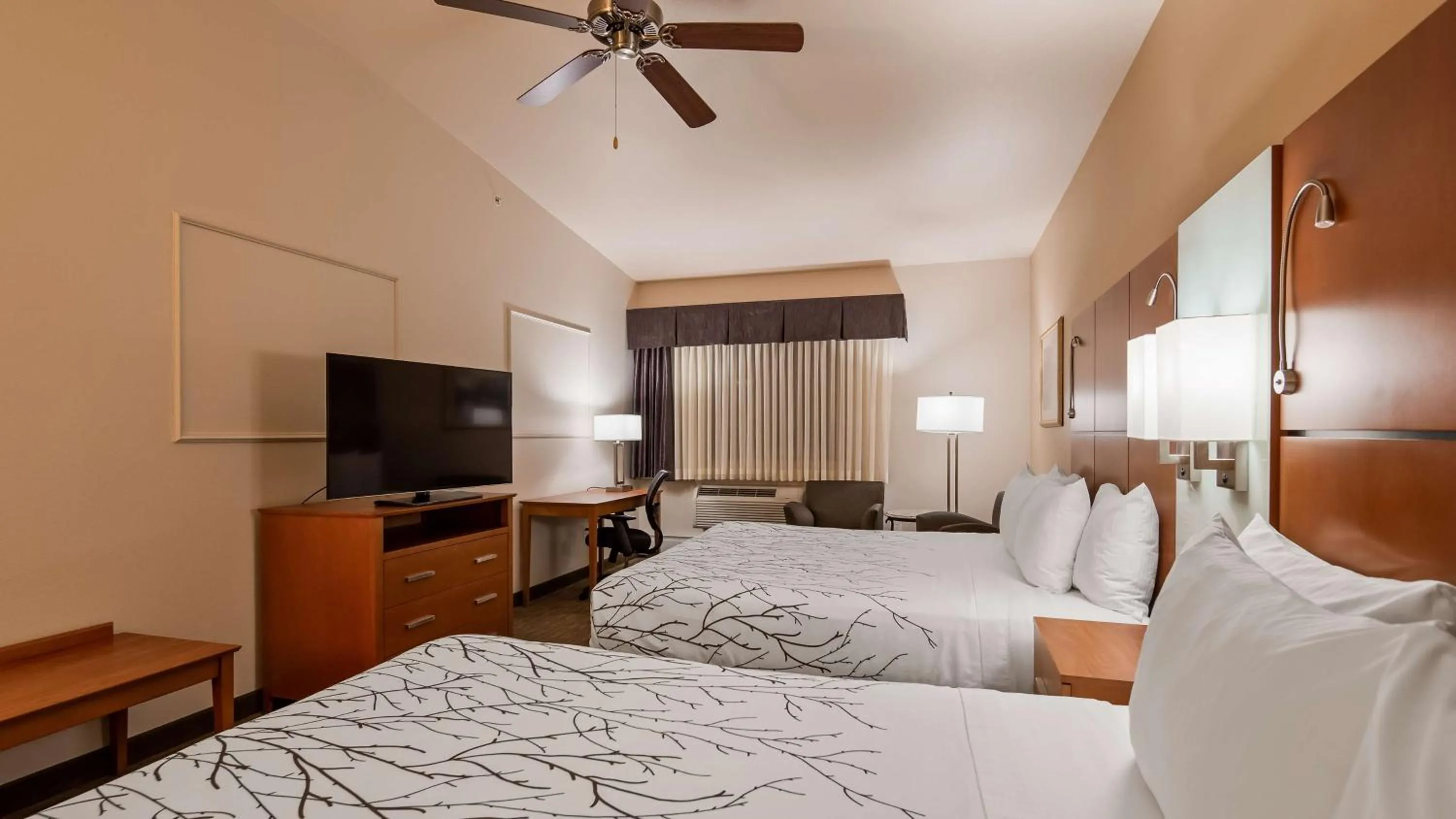 Photo of the whole room, Bed in Best Western Plus Silver Saddle Inn