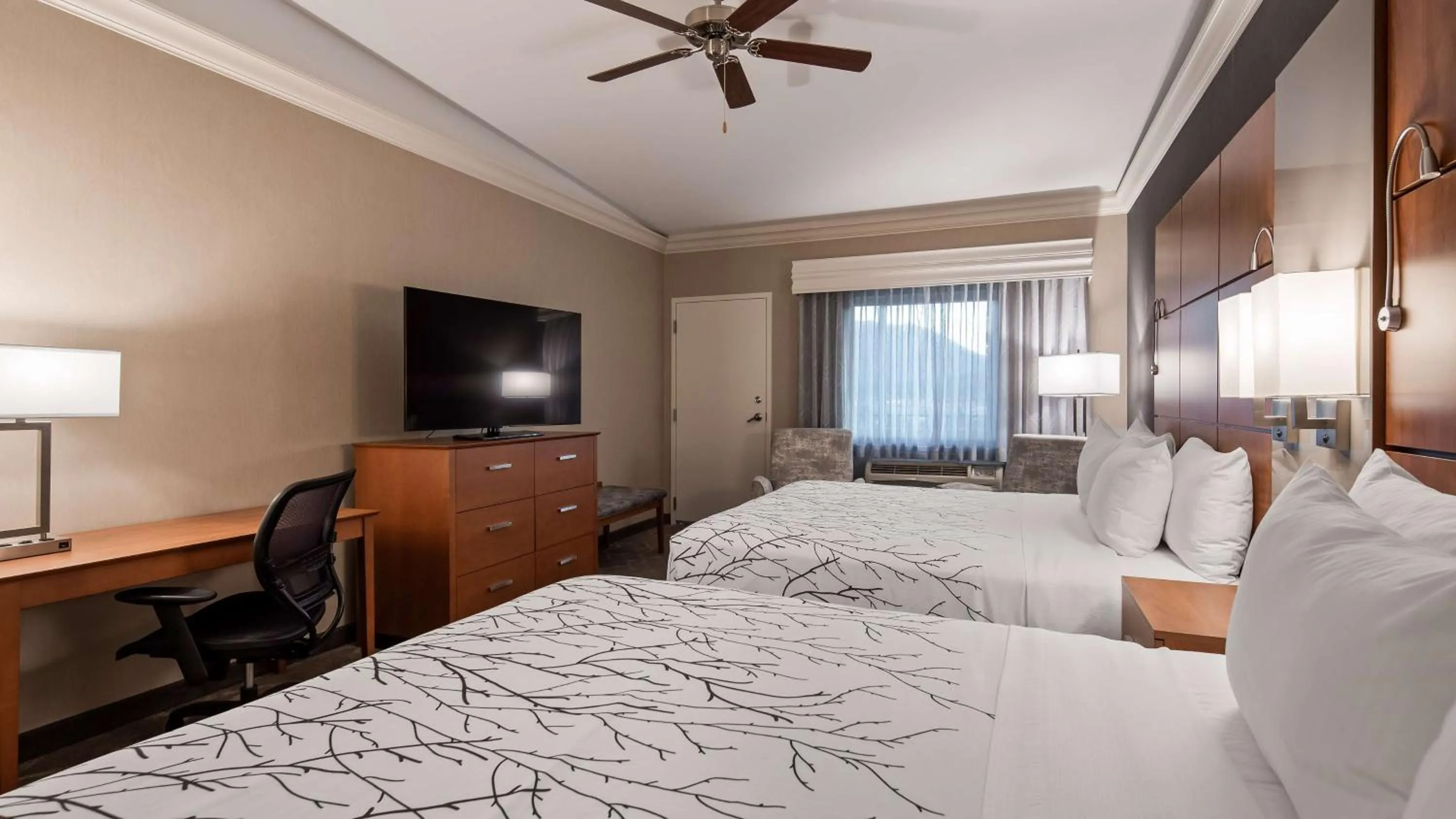 Photo of the whole room, Bed in Best Western Plus Silver Saddle Inn