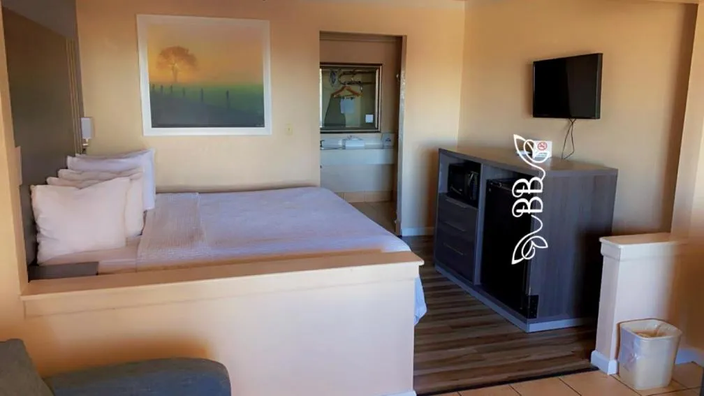 View (from property/room), Bed in Days Inn & Suites by Wyndham Braunig Lake