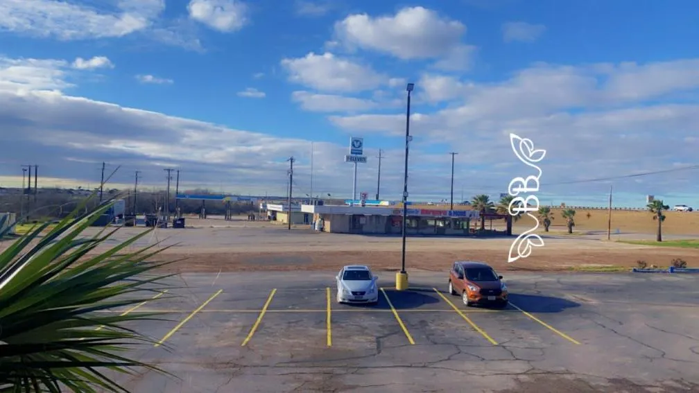 Parking in Days Inn & Suites by Wyndham Braunig Lake