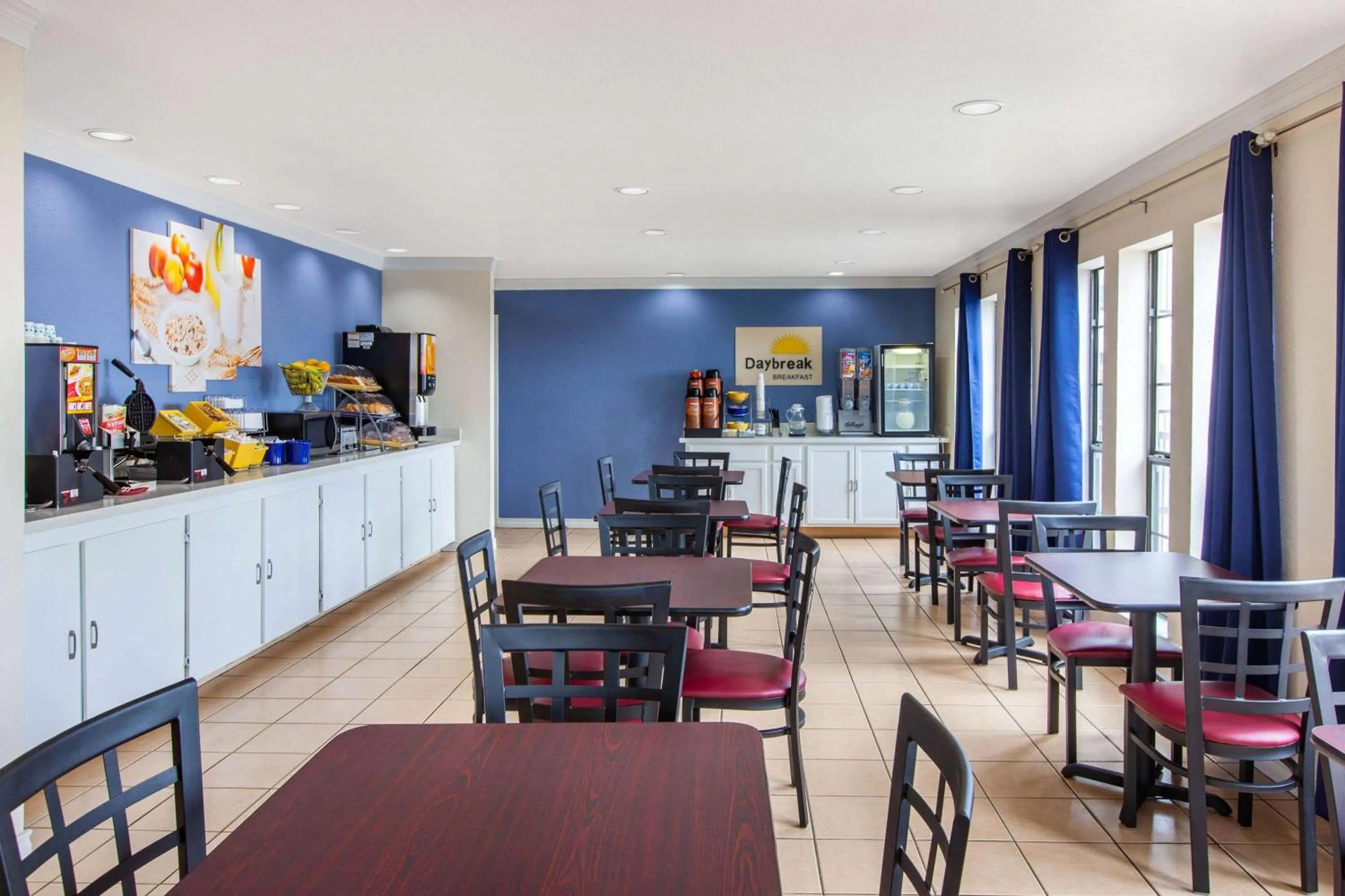 Restaurant/places to eat in Days Inn & Suites by Wyndham Braunig Lake