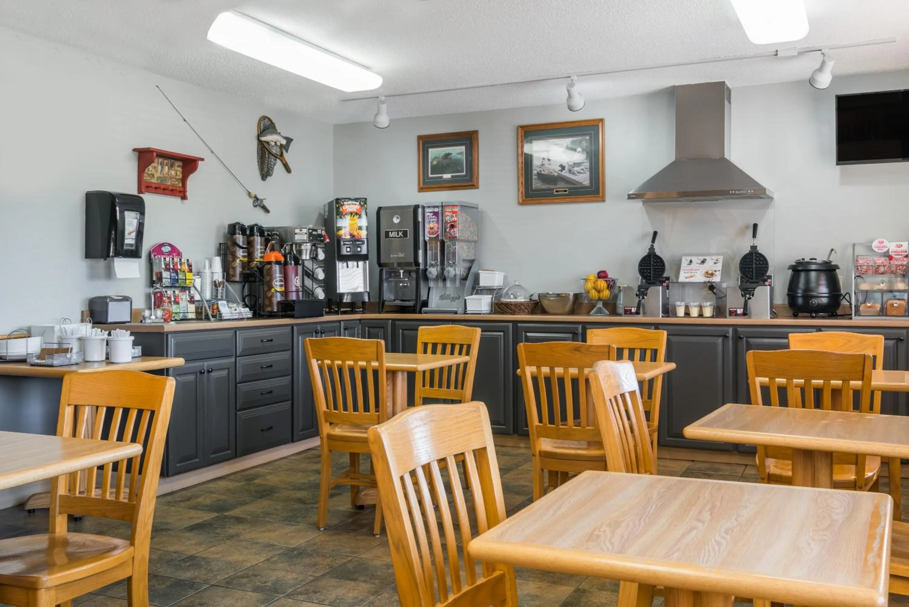 Dining area in Super 8 by Wyndham Baxter/Brainerd Area