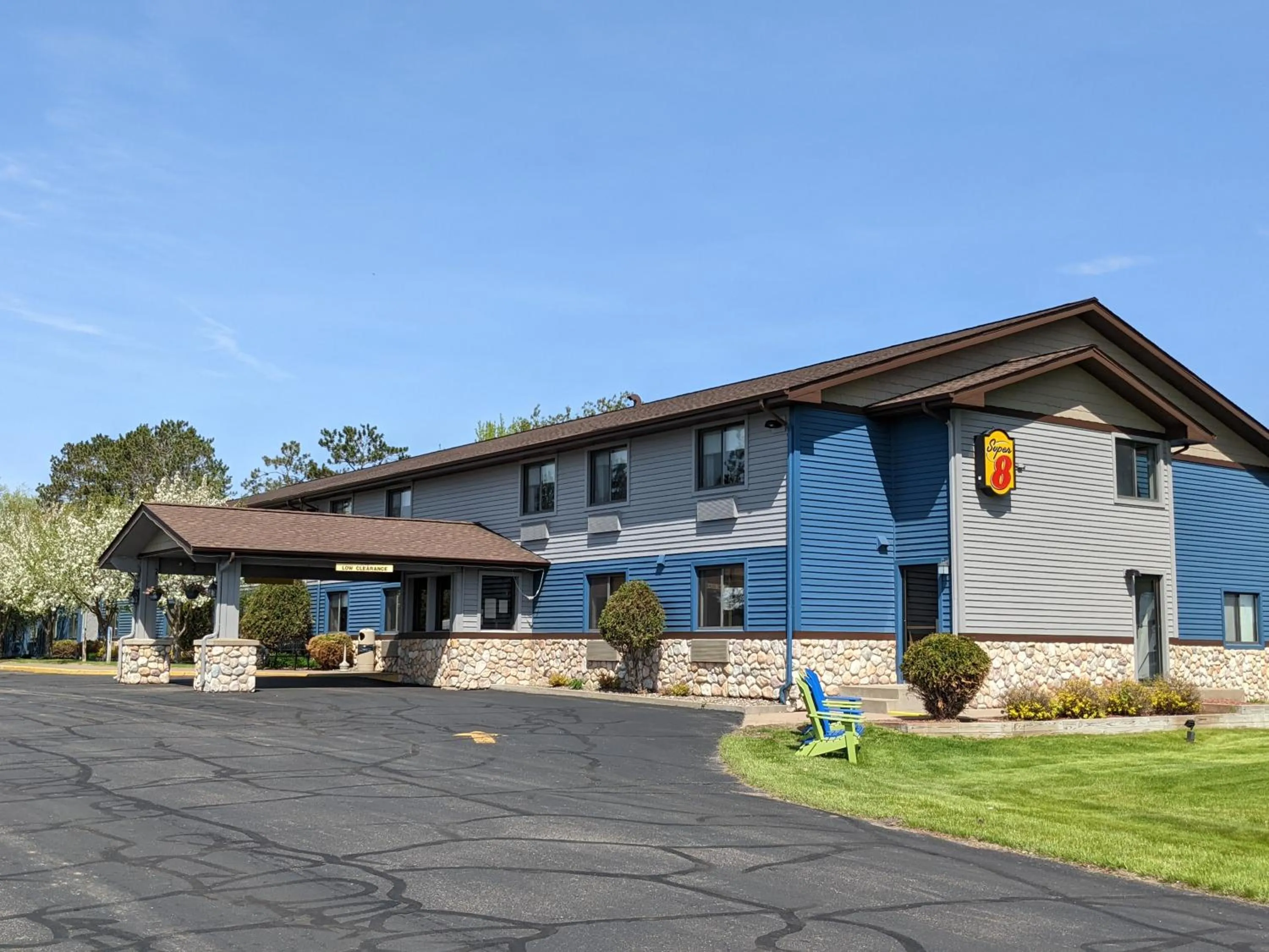 Property building in Super 8 by Wyndham Baxter/Brainerd Area