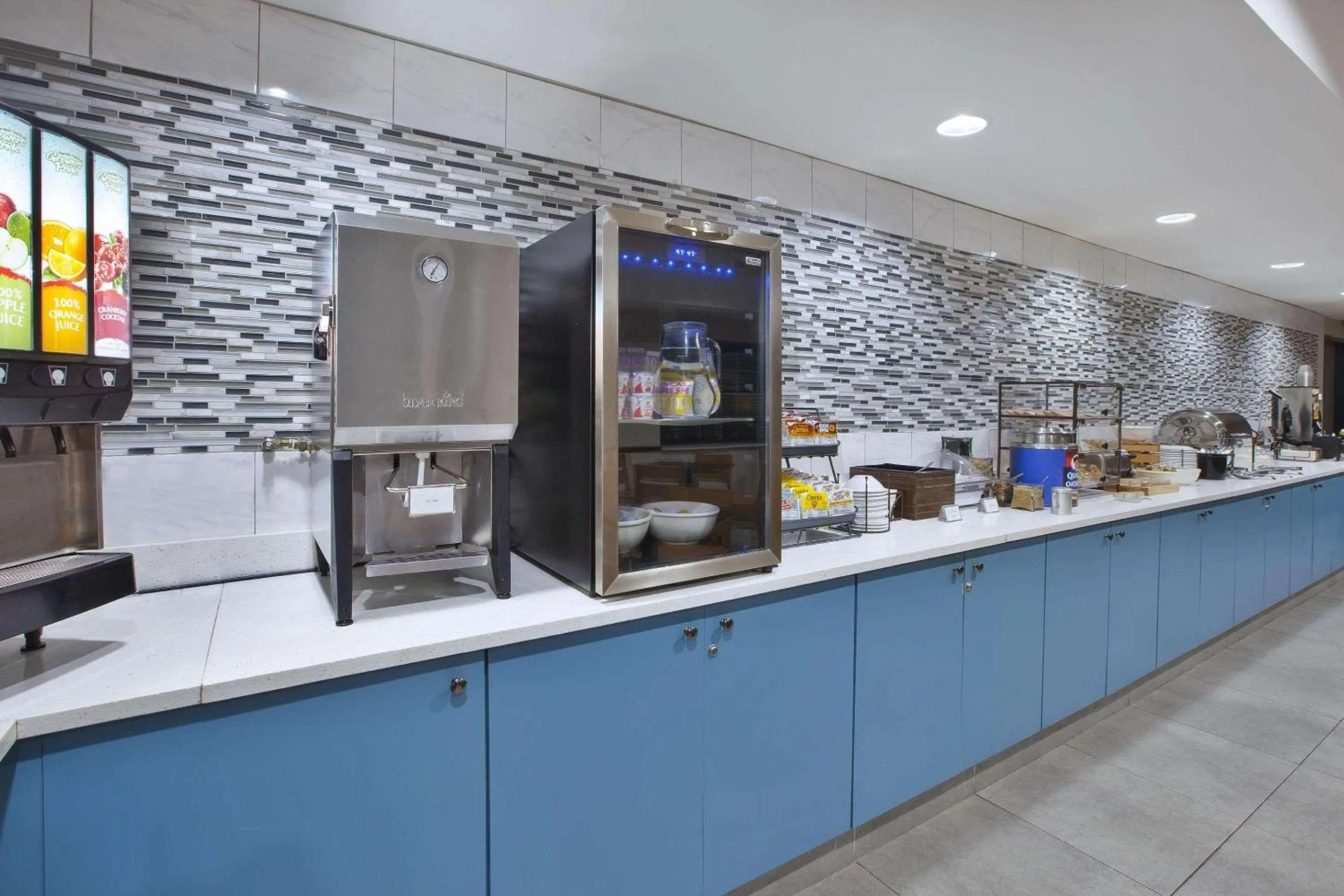 Breakfast in Country Inn & Suites by Radisson, Big Rapids, MI