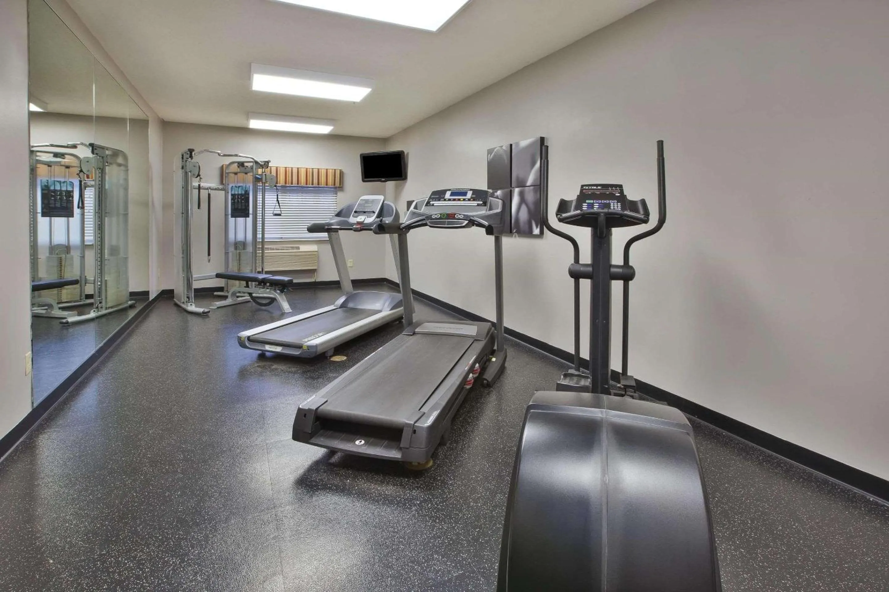 Fitness centre/facilities in Country Inn & Suites by Radisson, Big Rapids, MI