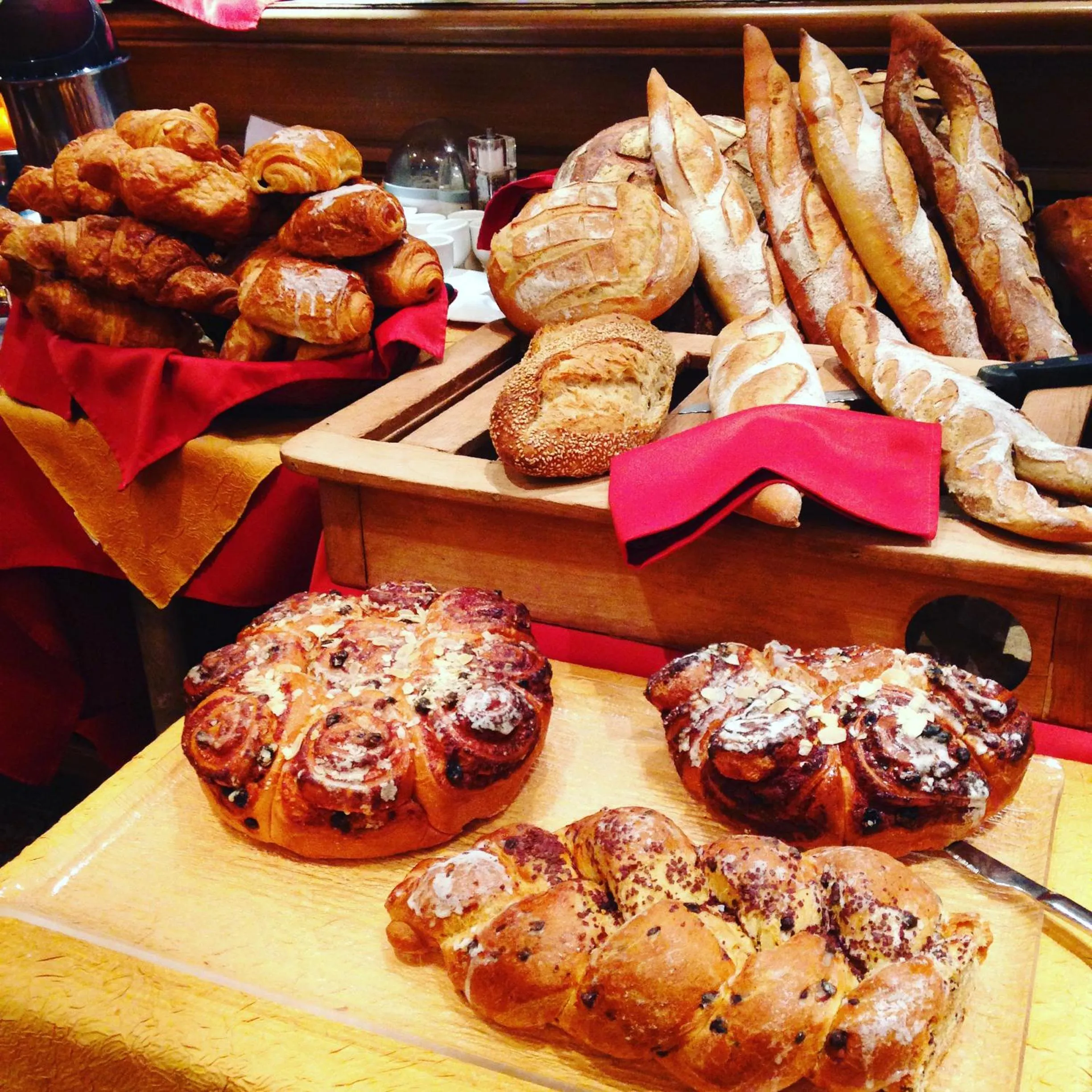 Breakfast in Hotel Restaurant Les Pins logis