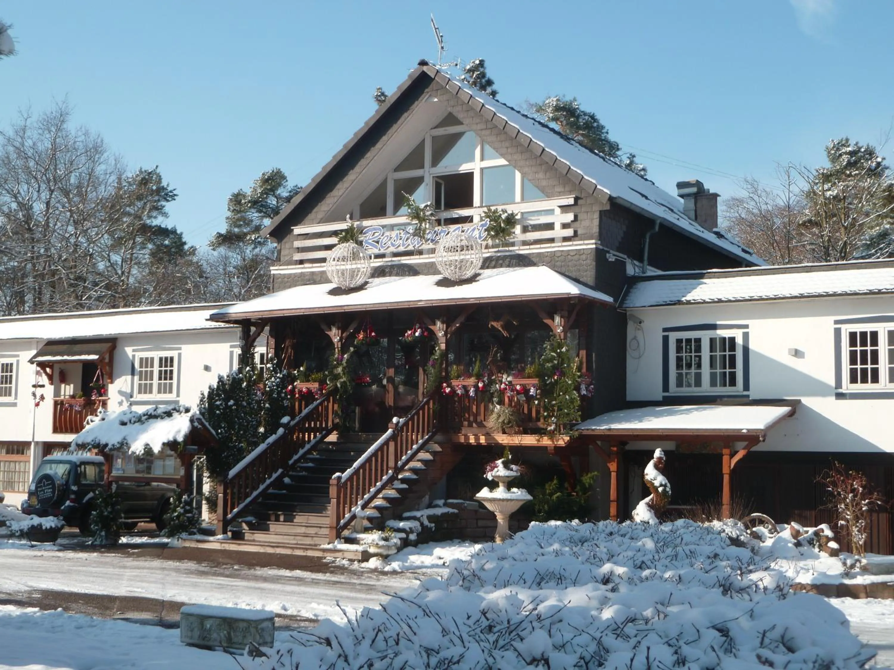 Facade/entrance in Hotel Restaurant Les Pins logis