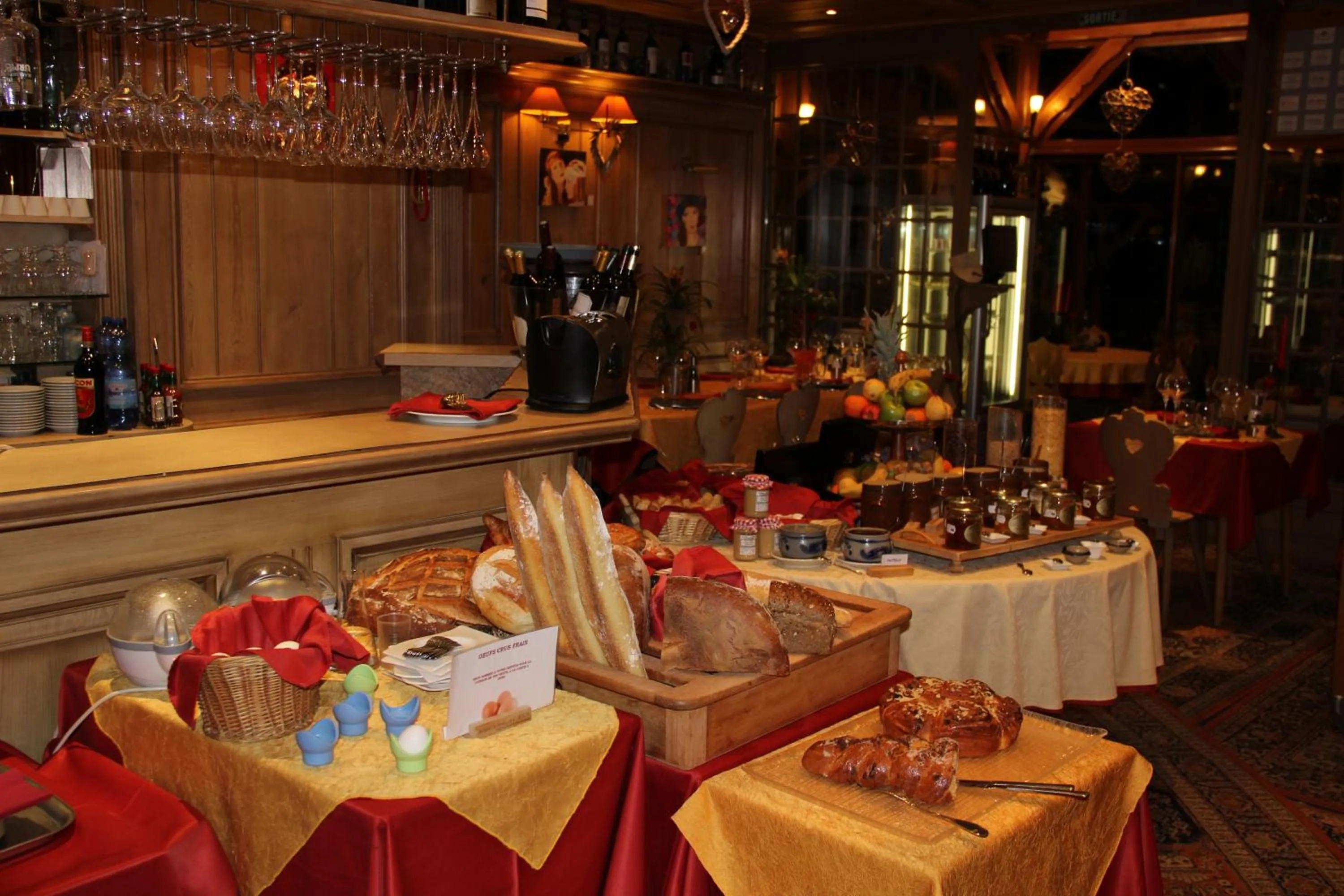 Restaurant/places to eat in Hotel Restaurant Les Pins logis