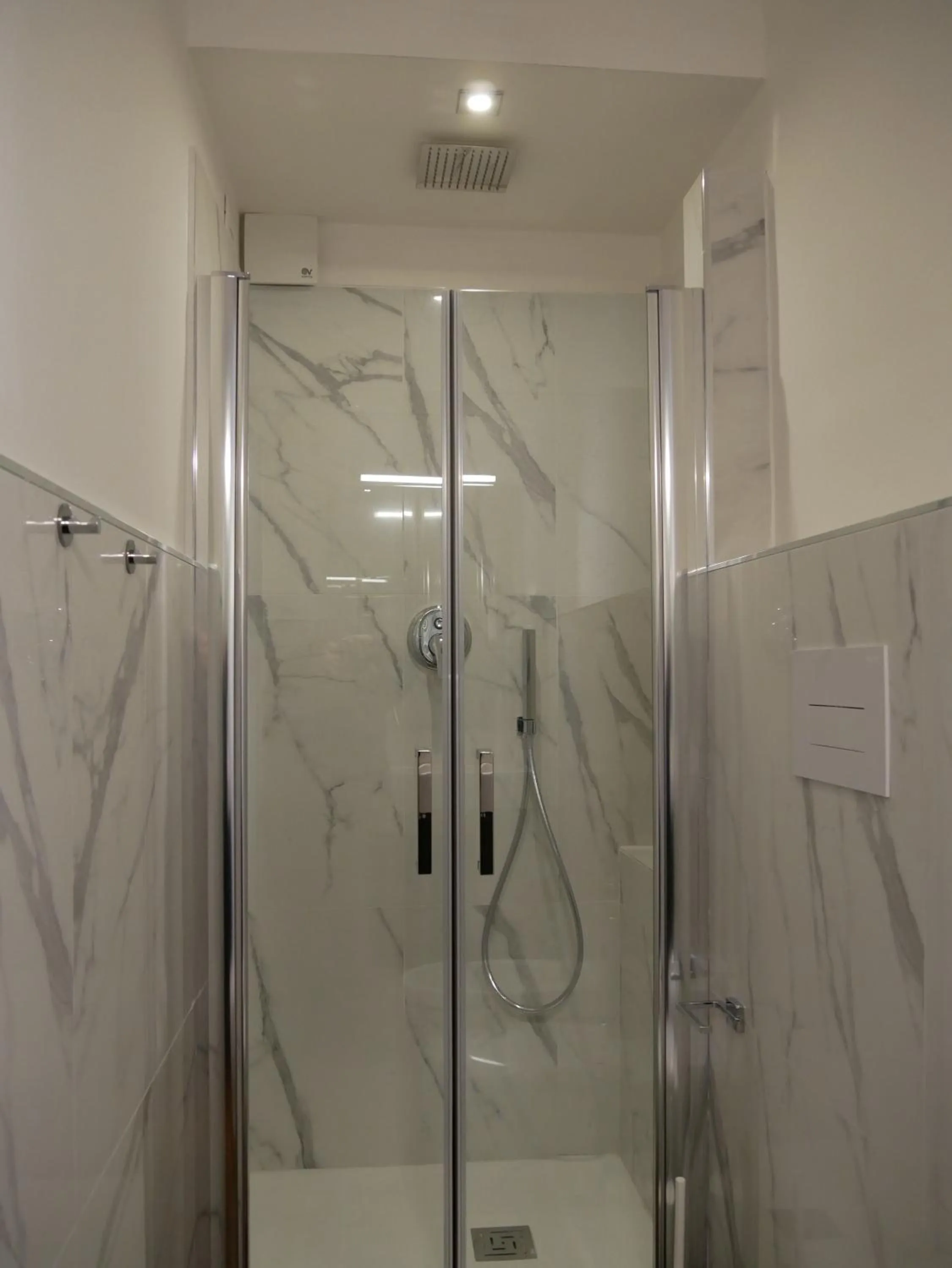 Shower in Villa Borghese B&B