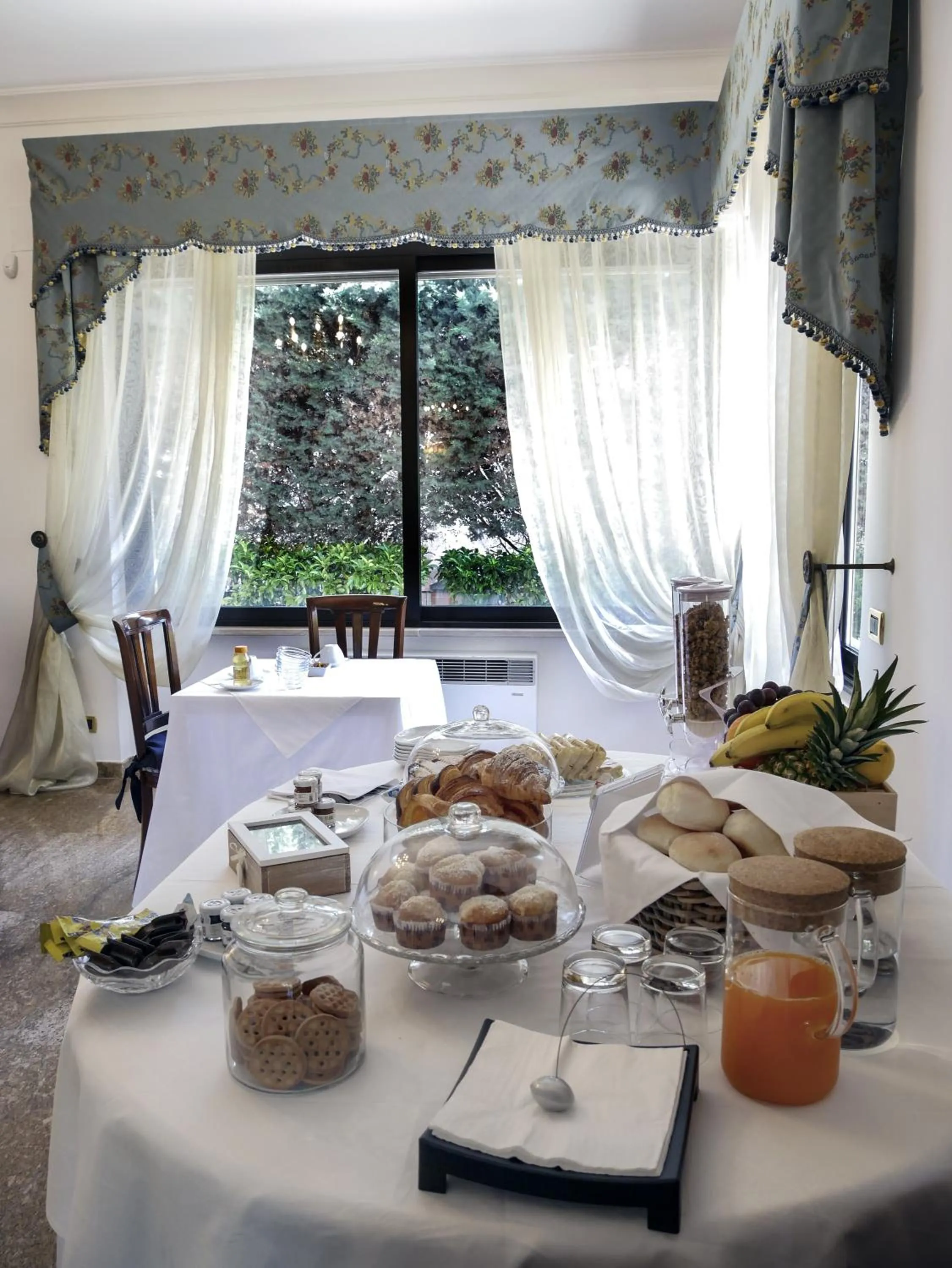 Communal lounge/ TV room in Villa Borghese B&B