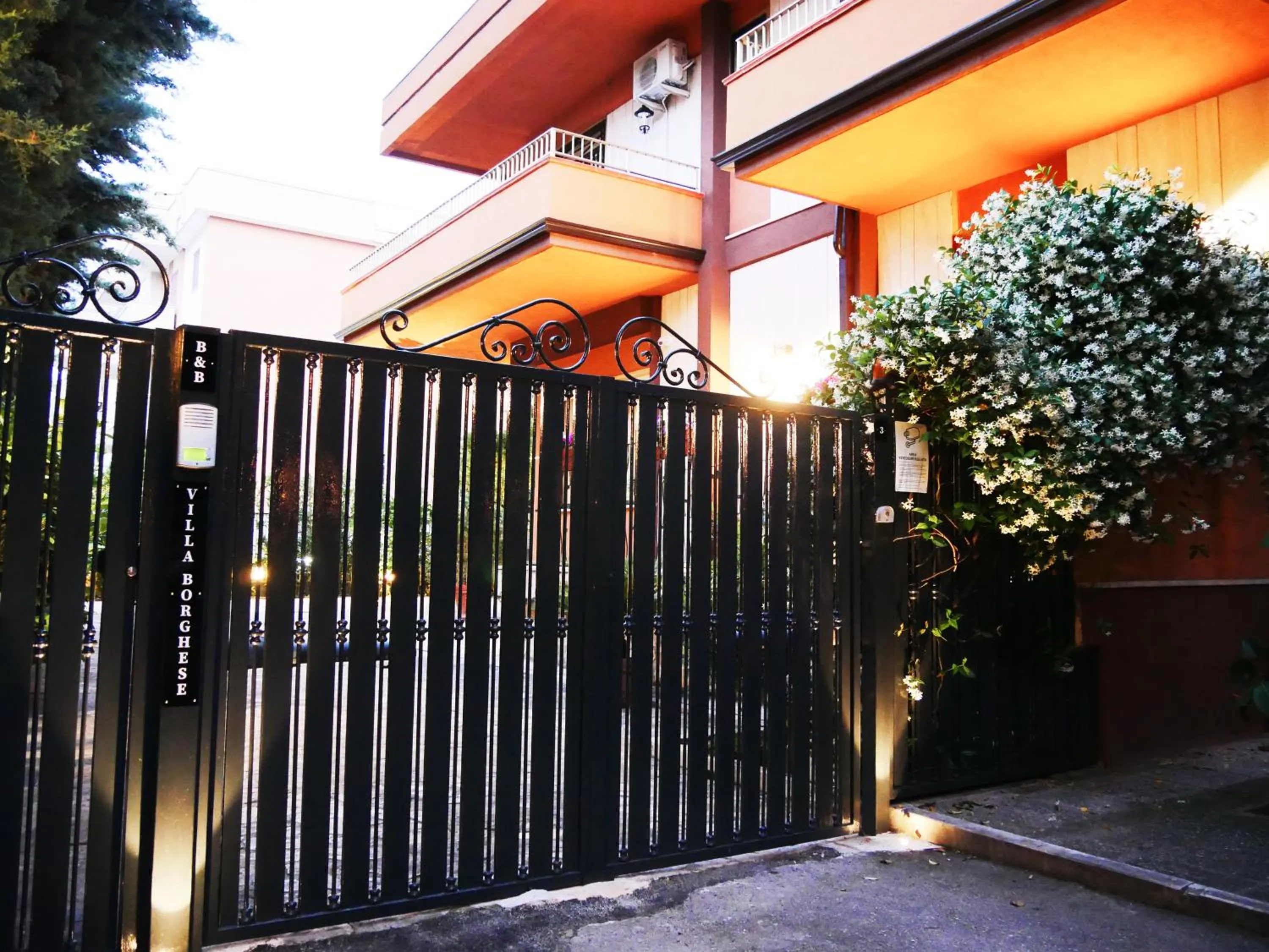 Facade/entrance in Villa Borghese B&B