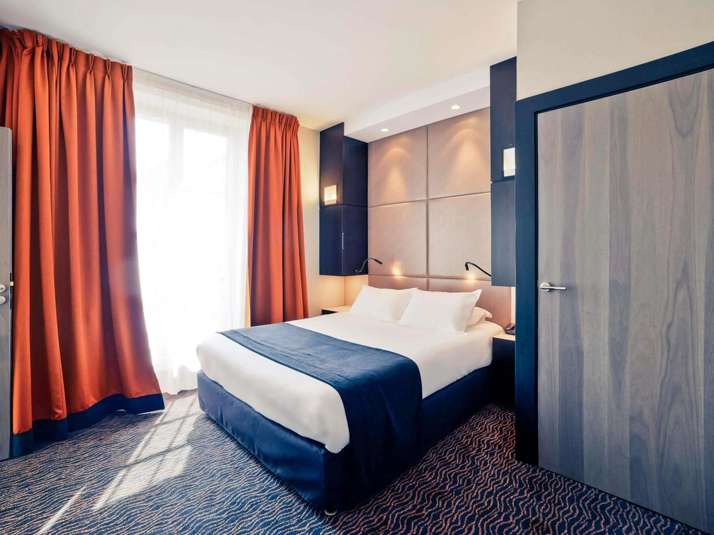 Property building, Bed in Hôtel Mercure Bayonne Centre Le Grand Hotel