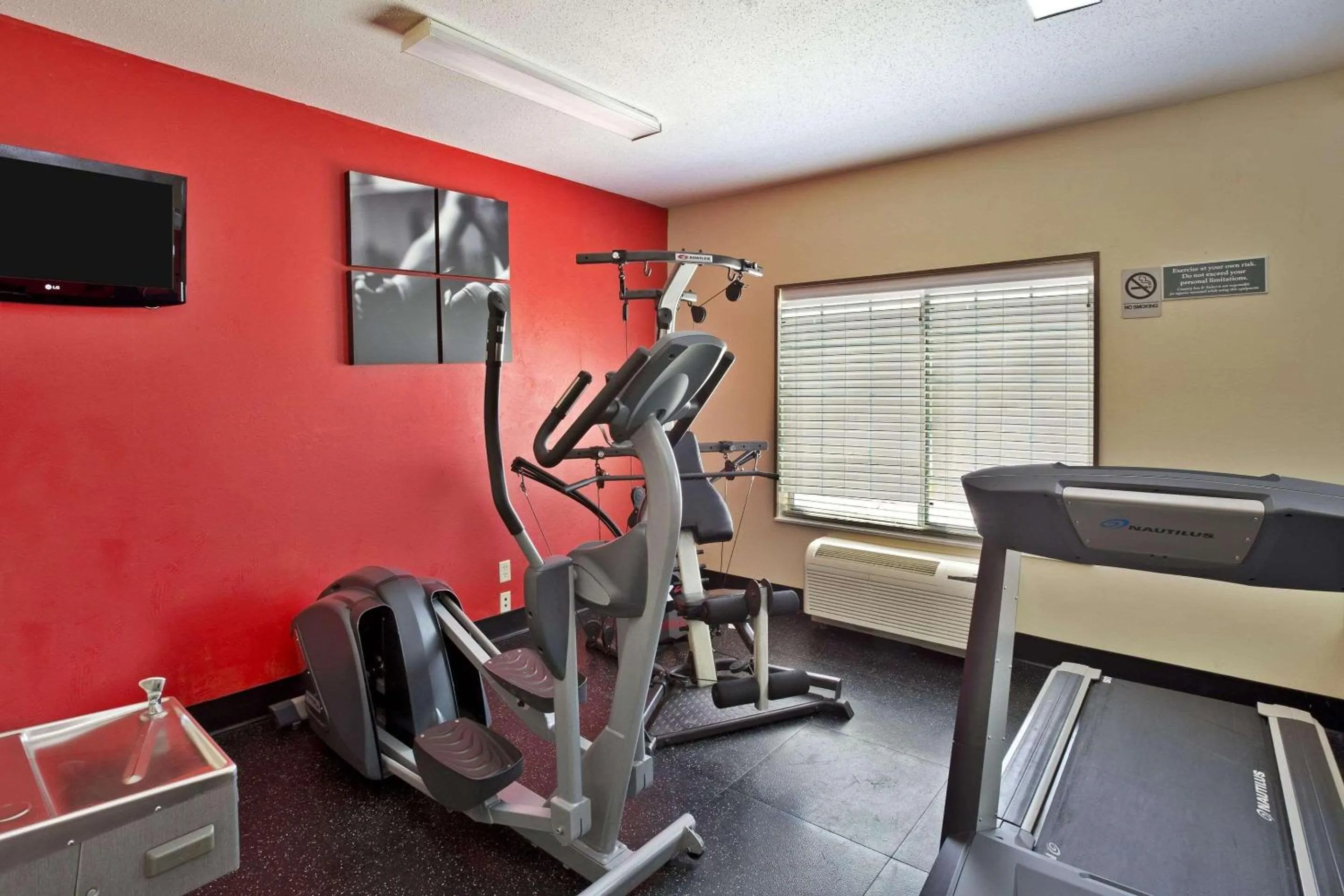Fitness centre/facilities in Country Inn & Suites by Radisson, Marion, OH