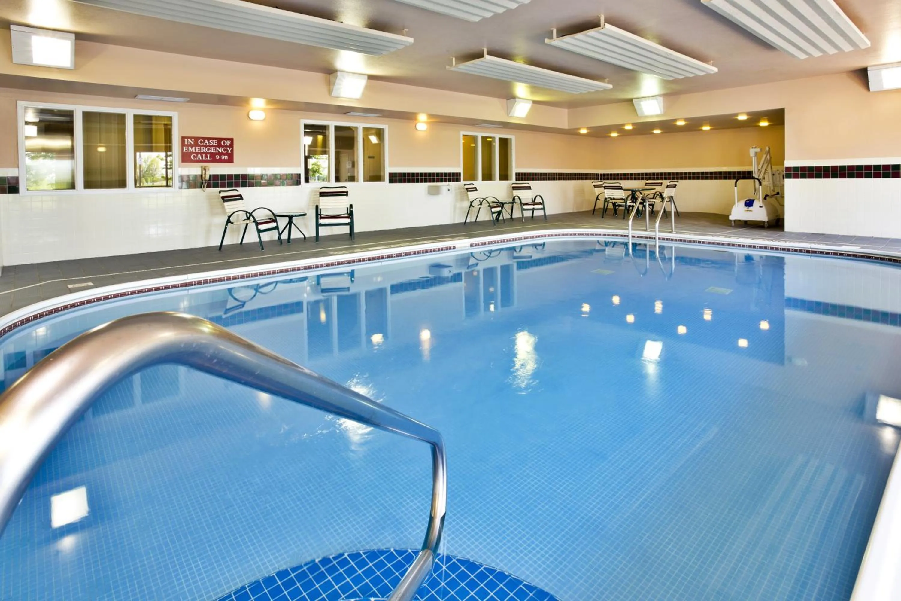 Swimming pool in Country Inn & Suites by Radisson, Marion, OH