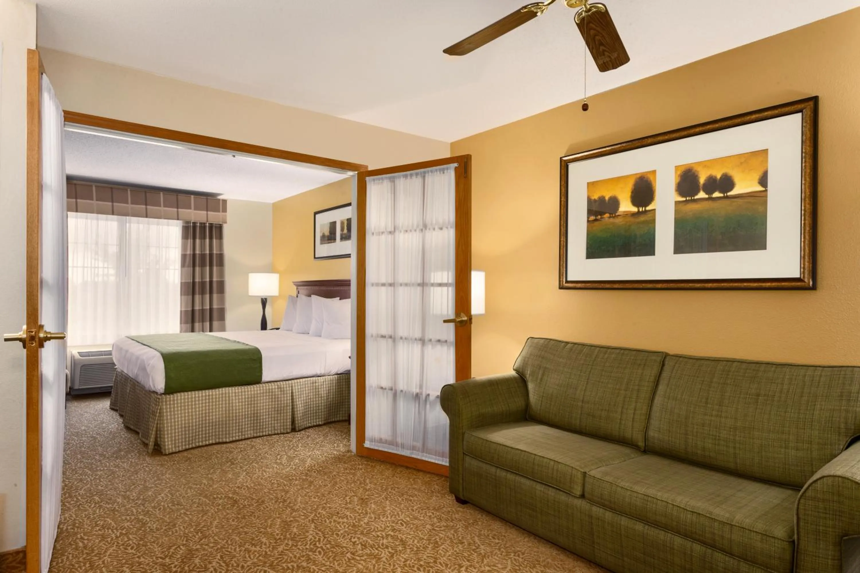 Living room, Bed in Country Inn & Suites by Radisson, Marion, OH