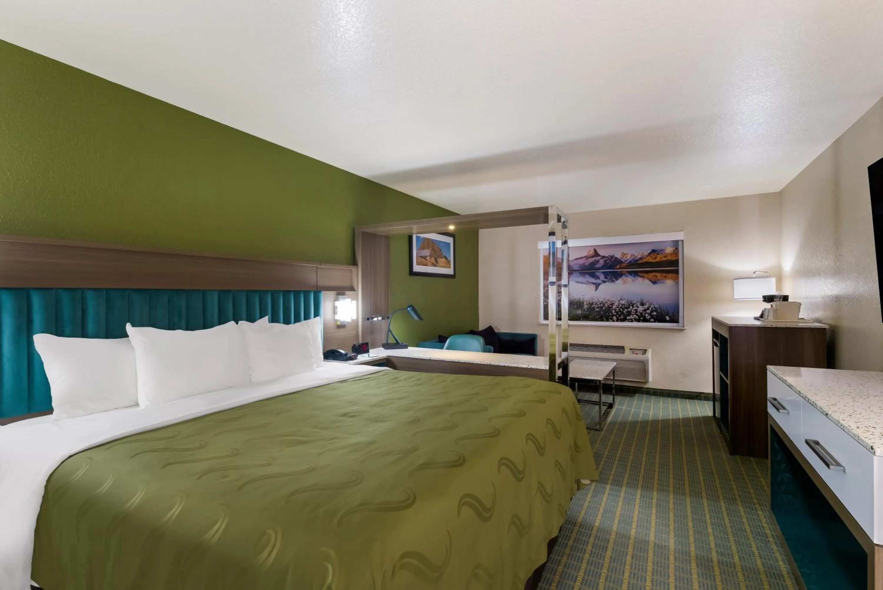 Bed in Quality Inn Alpine