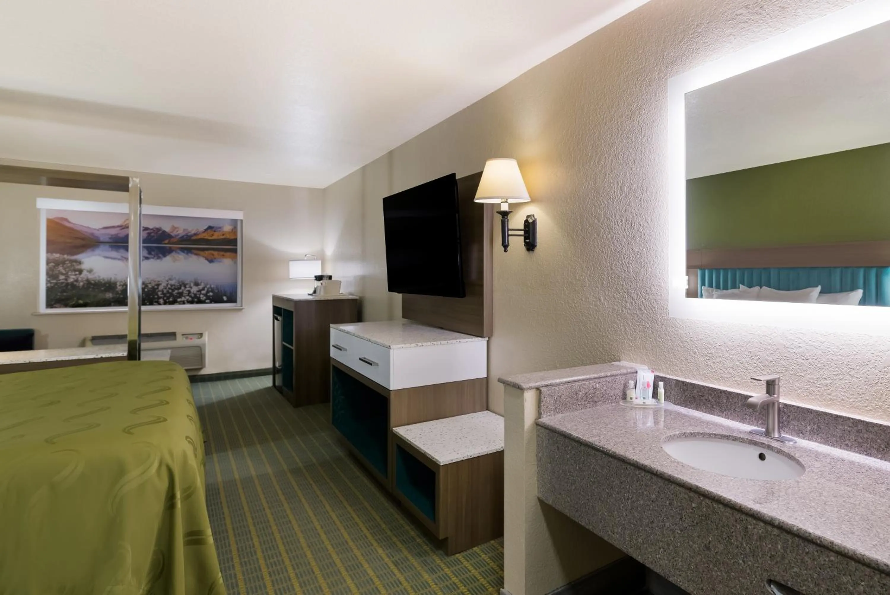 Bed in Quality Inn Alpine