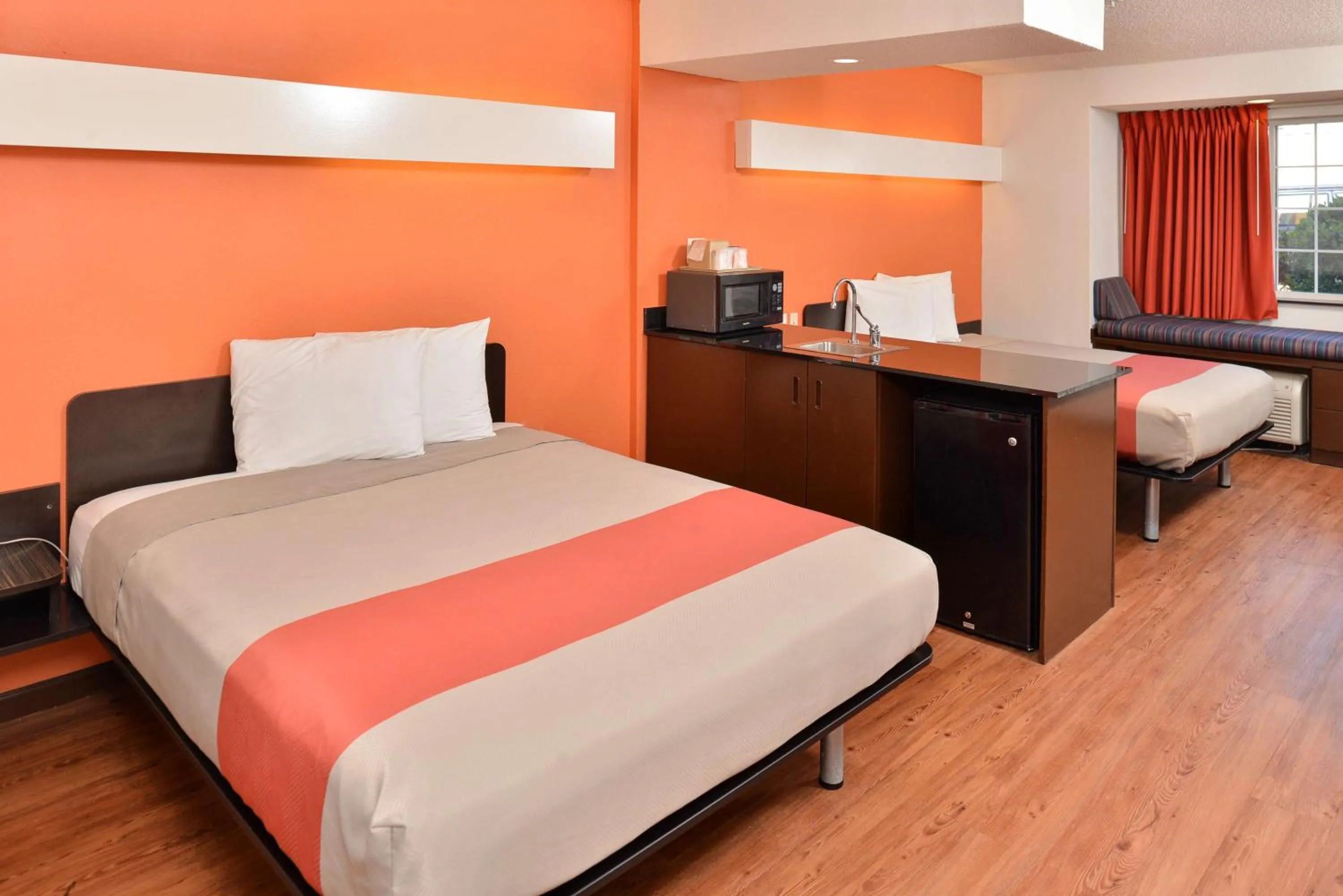 Bathroom, Bed in Motel 6-Richburg, SC