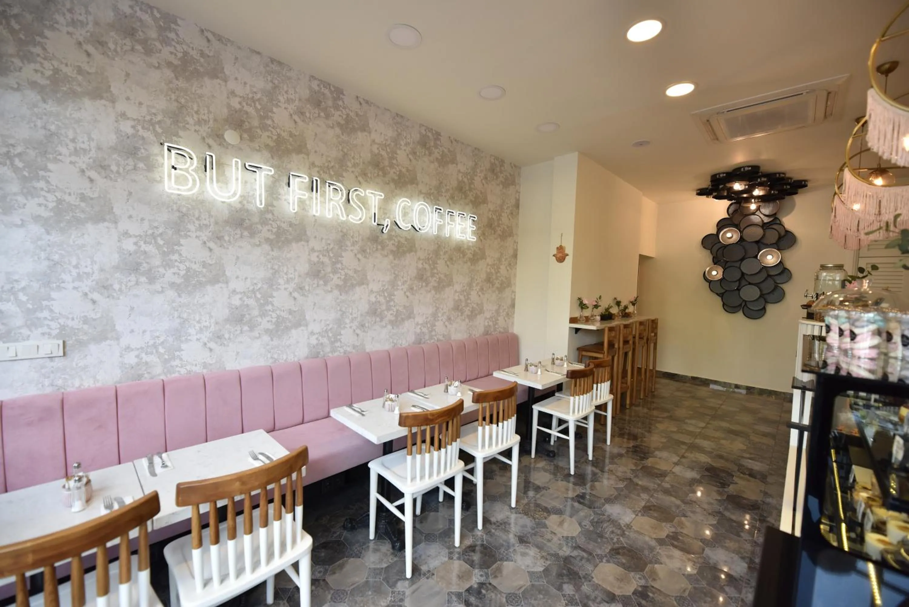 Nightclub / DJ, Restaurant/Places to Eat in LAFARINE HOTEL