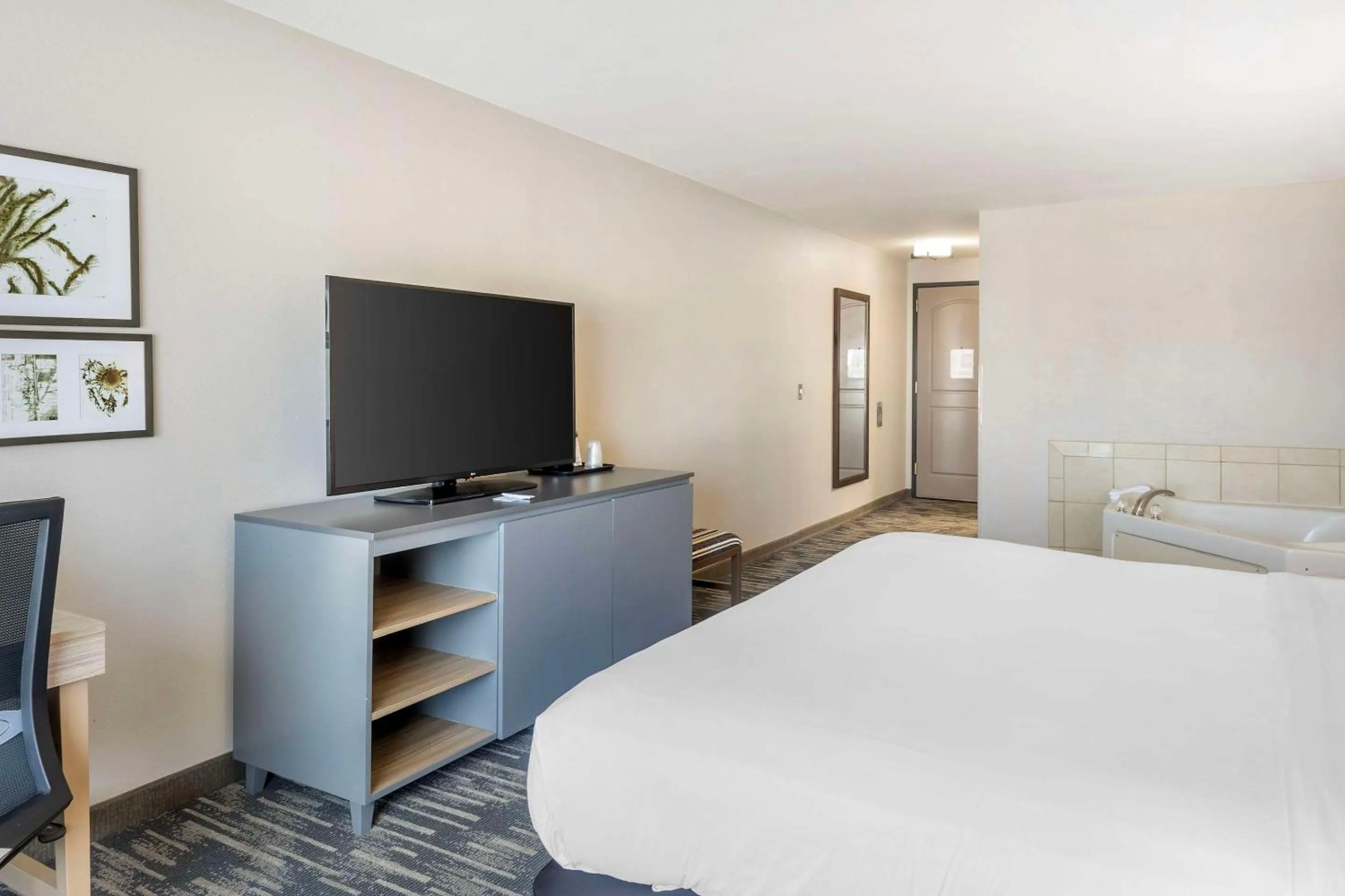 Bedroom, Bed in Country Inn & Suites by Radisson, St Peters, MO