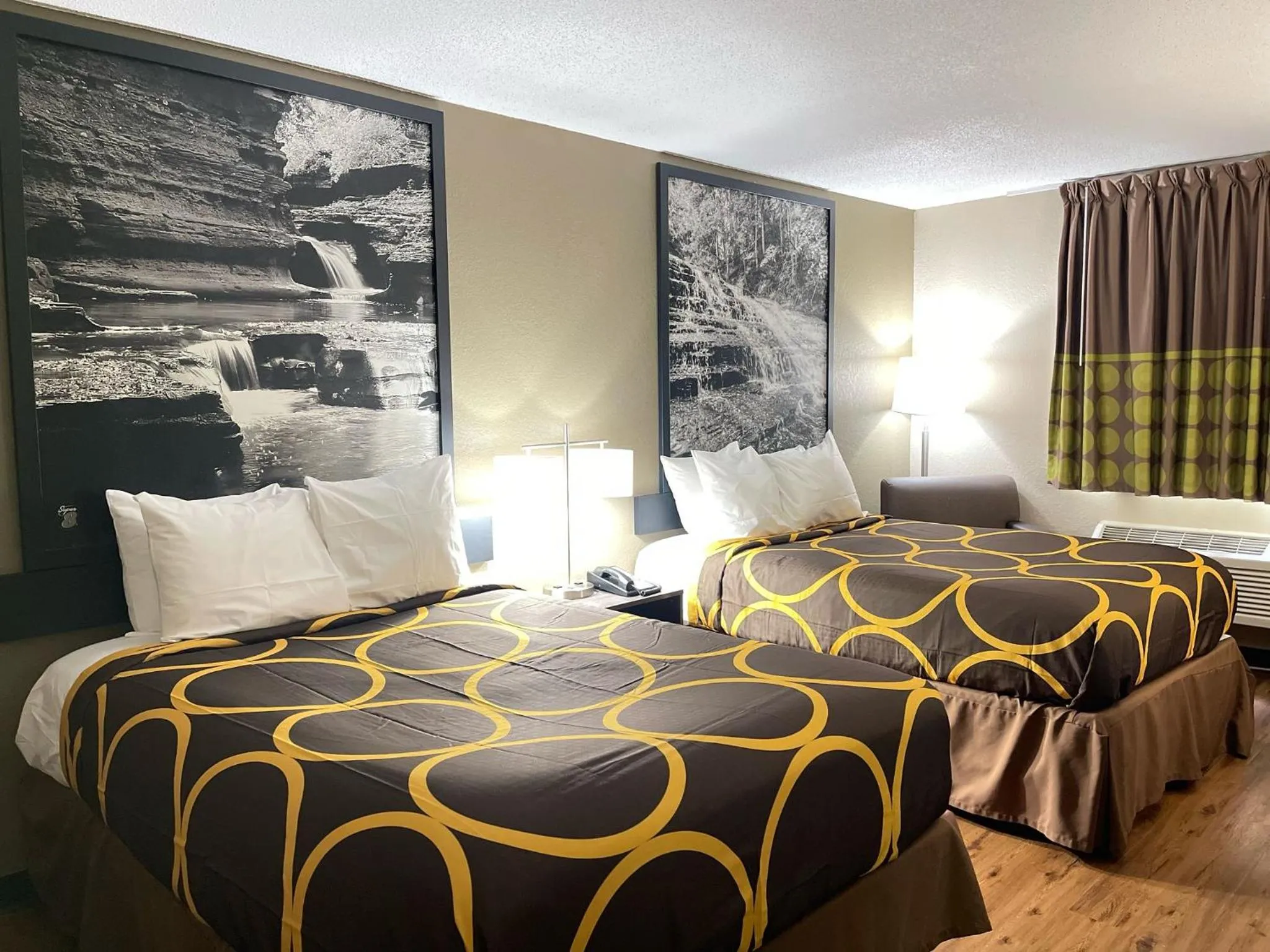 TV and multimedia, Bed in Super 8 by Wyndham Ithaca
