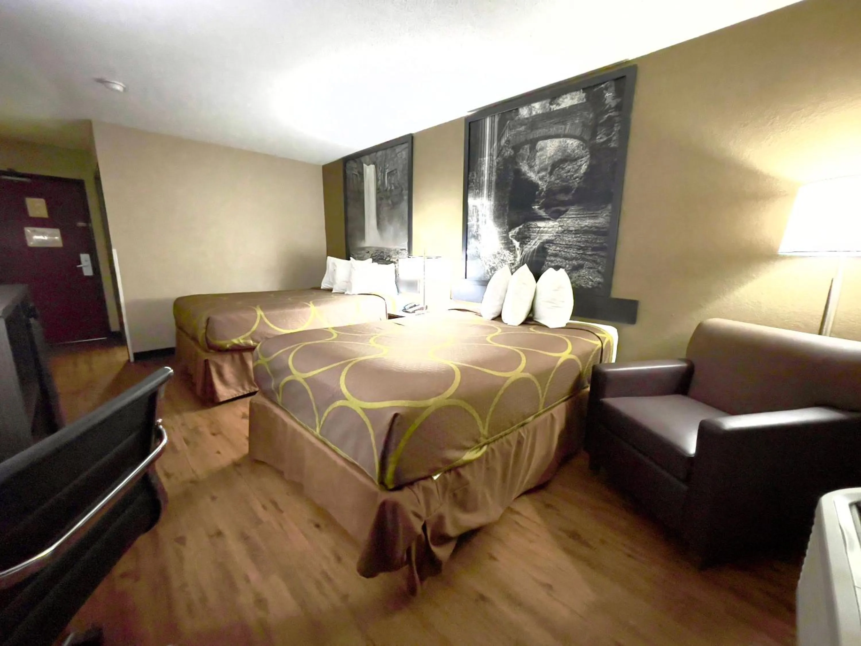 Bedroom, Bed in Super 8 by Wyndham Ithaca