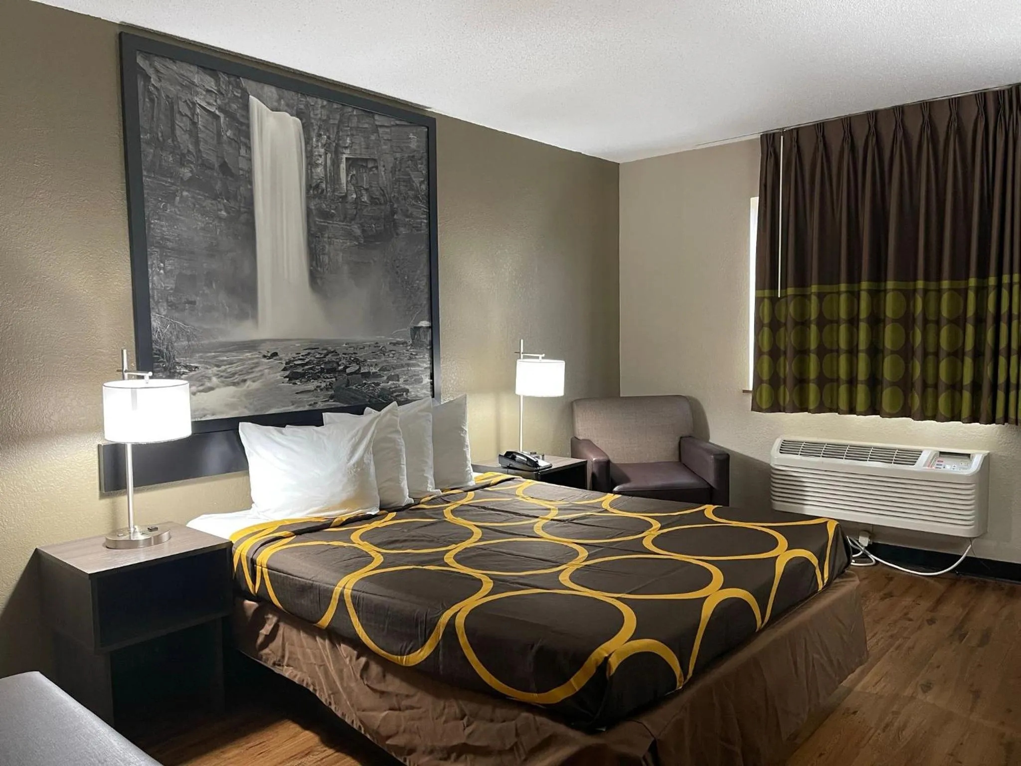 heating, Bed in Super 8 by Wyndham Ithaca