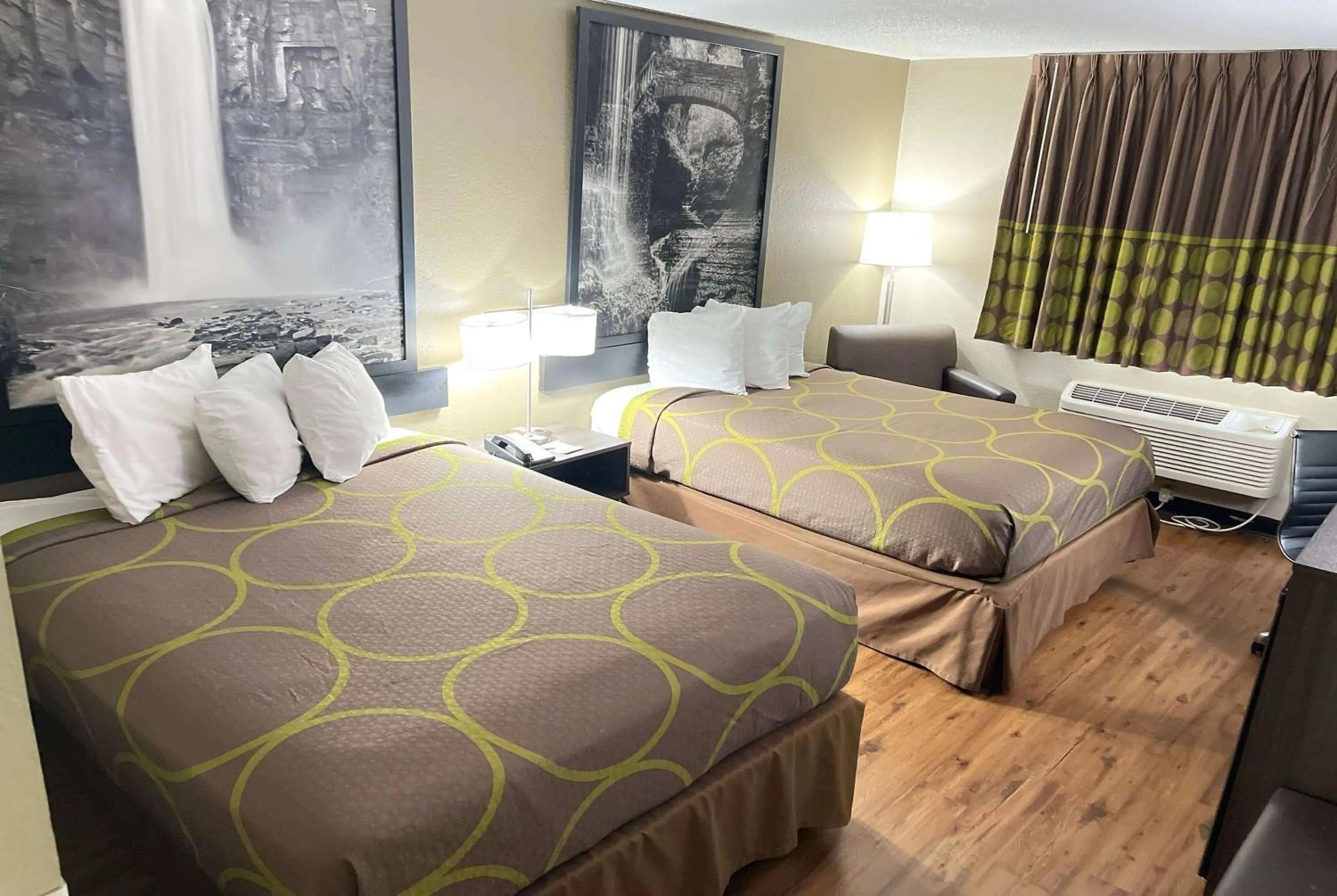 Photo of the whole room, Bed in Super 8 by Wyndham Ithaca