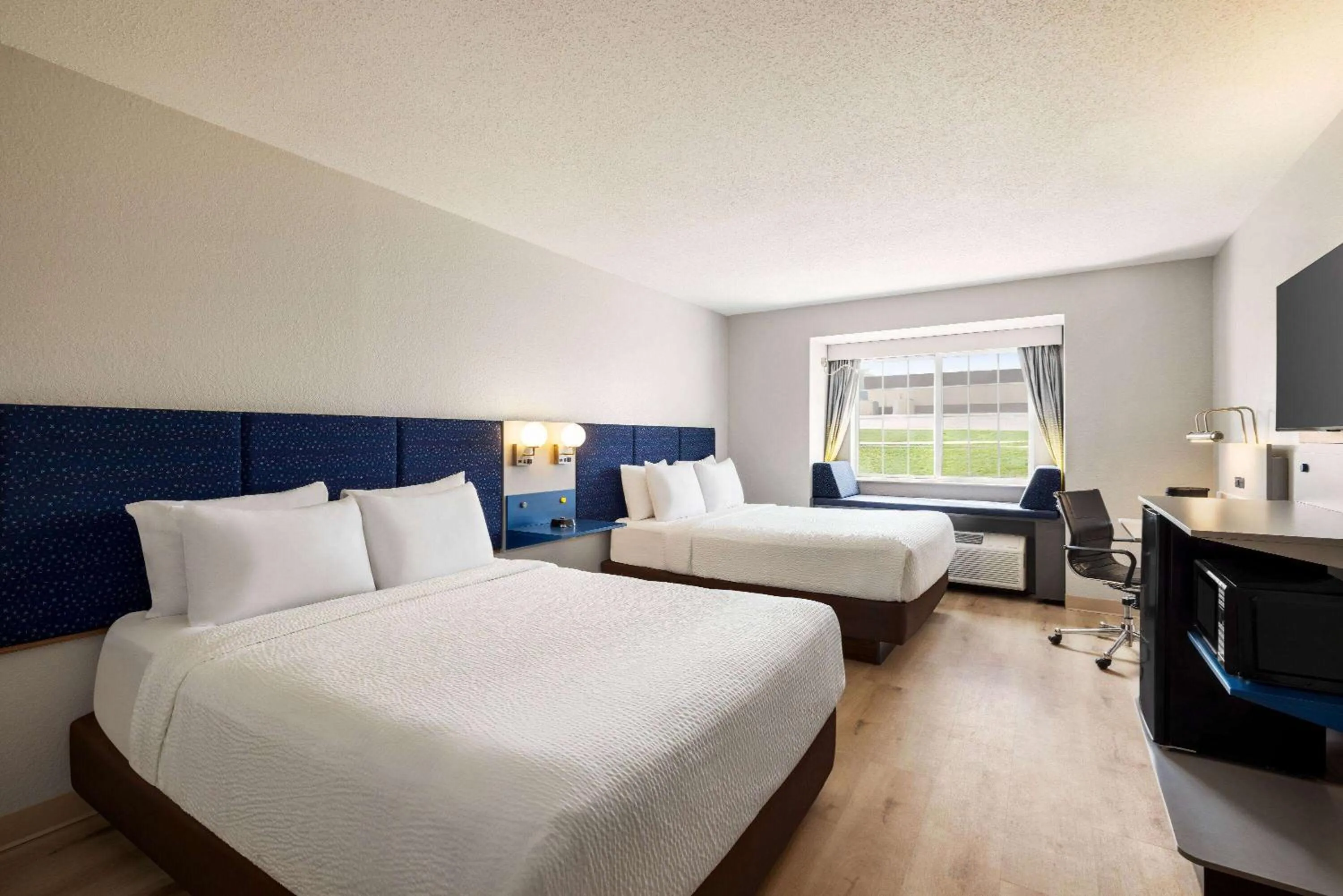 Photo of the whole room, Bed in Microtel Inn & Suites by Wyndham New Ulm