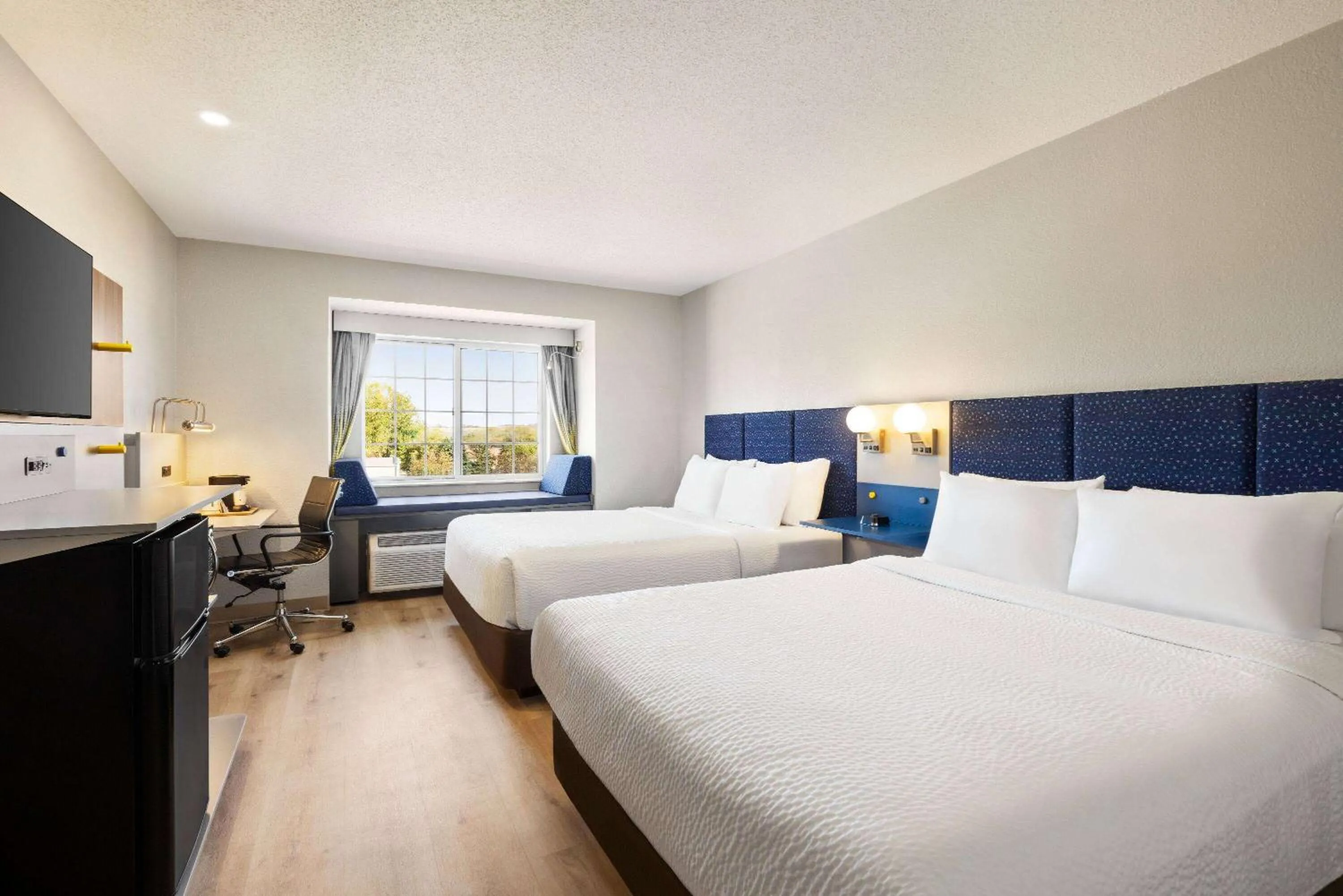 Photo of the whole room, Bed in Microtel Inn & Suites by Wyndham New Ulm