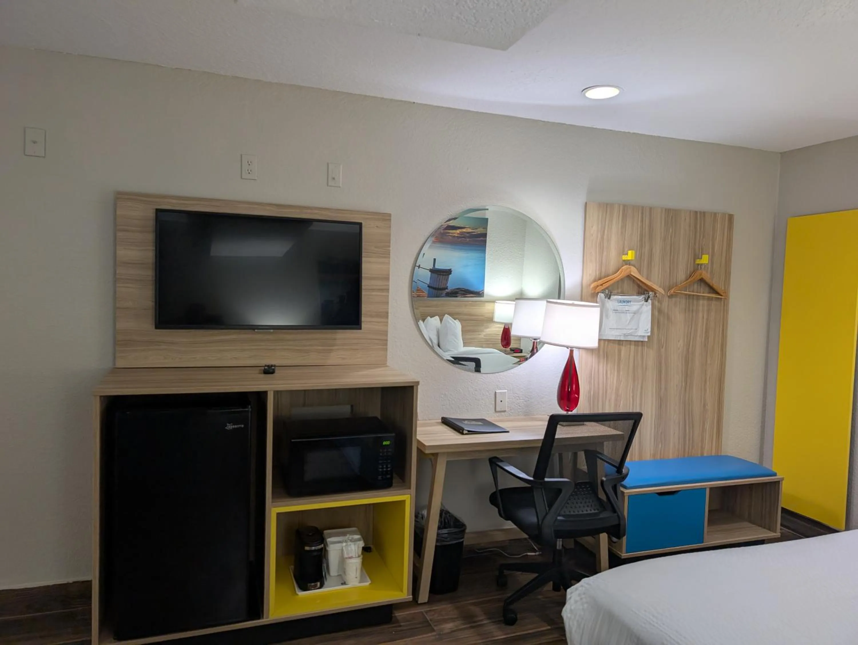 Bed in Days Inn & Suites by Wyndham Tampa/Raymond James Stadium