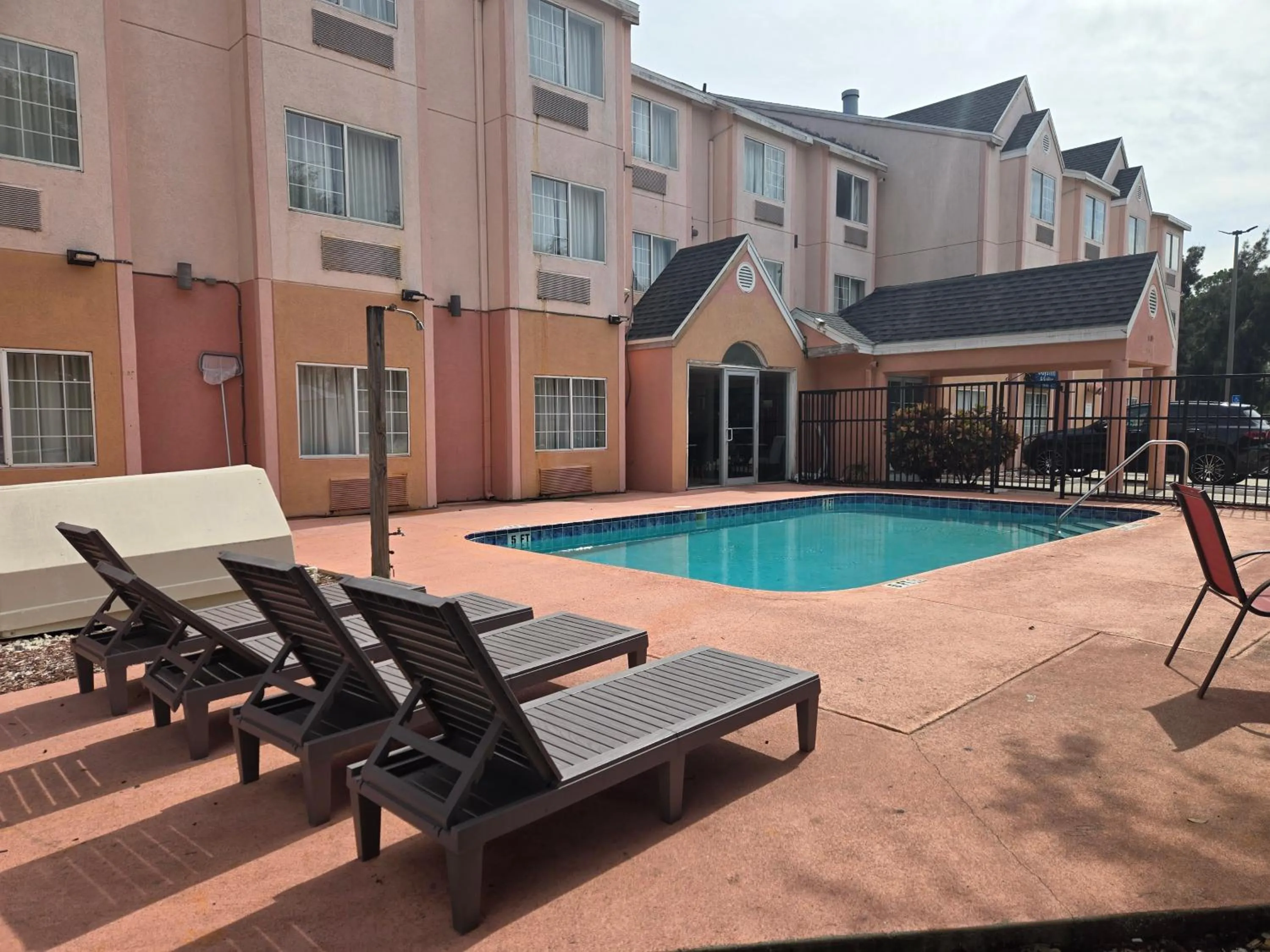 Days Inn & Suites by Wyndham Tampa/Raymond James Stadium