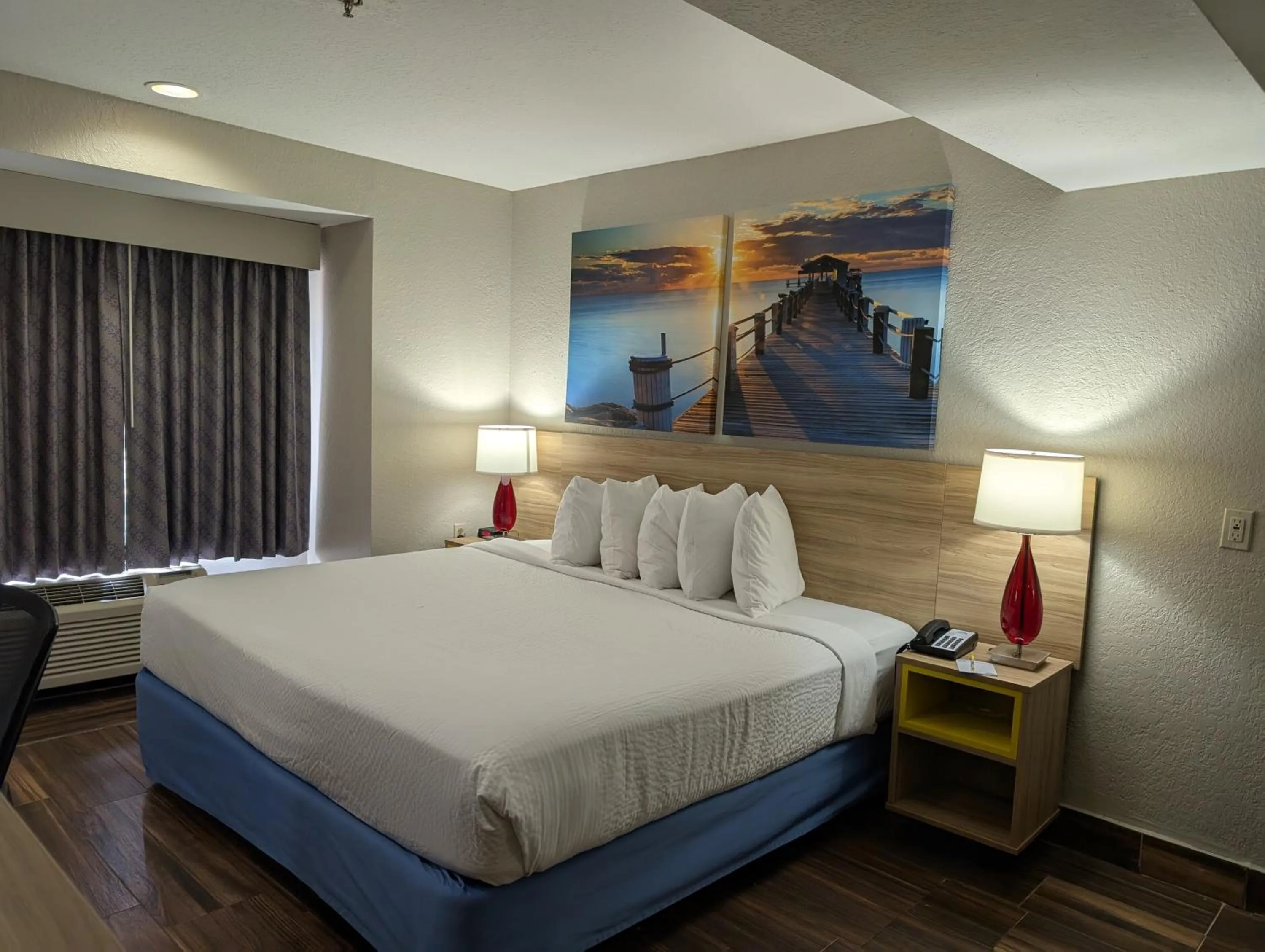 Bed in Days Inn & Suites by Wyndham Tampa/Raymond James Stadium
