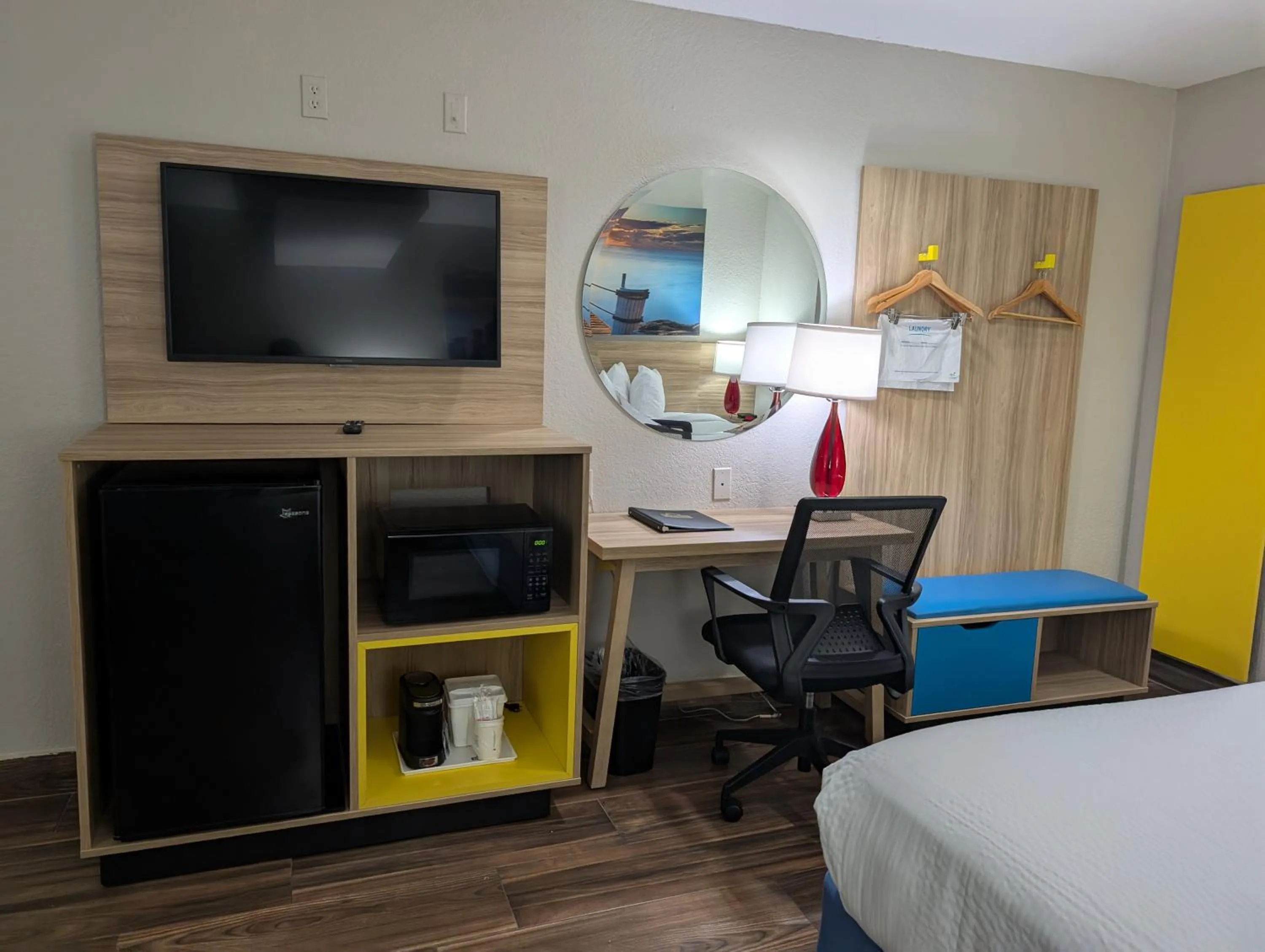 Bed in Days Inn & Suites by Wyndham Tampa/Raymond James Stadium