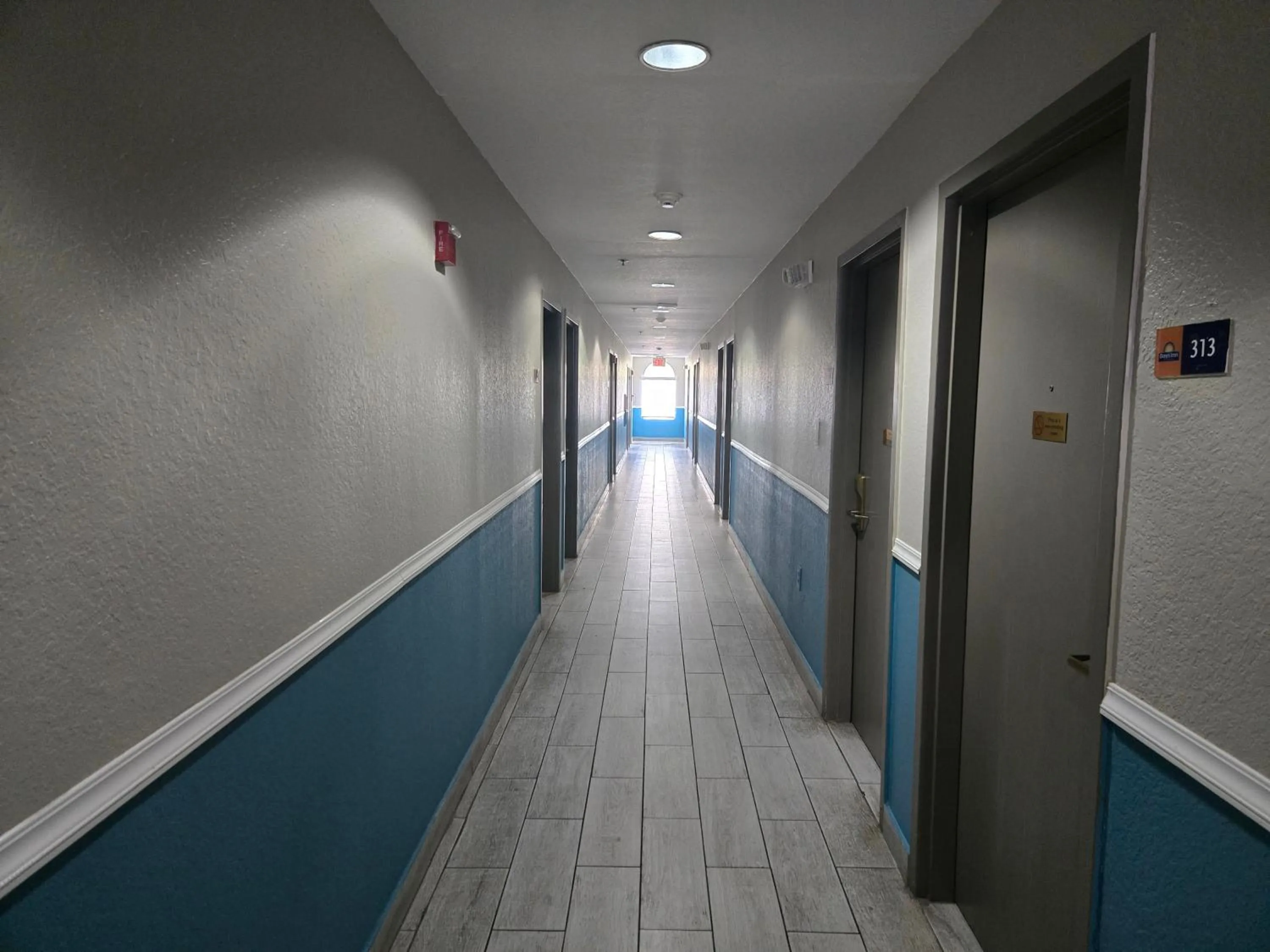 Days Inn & Suites by Wyndham Tampa/Raymond James Stadium