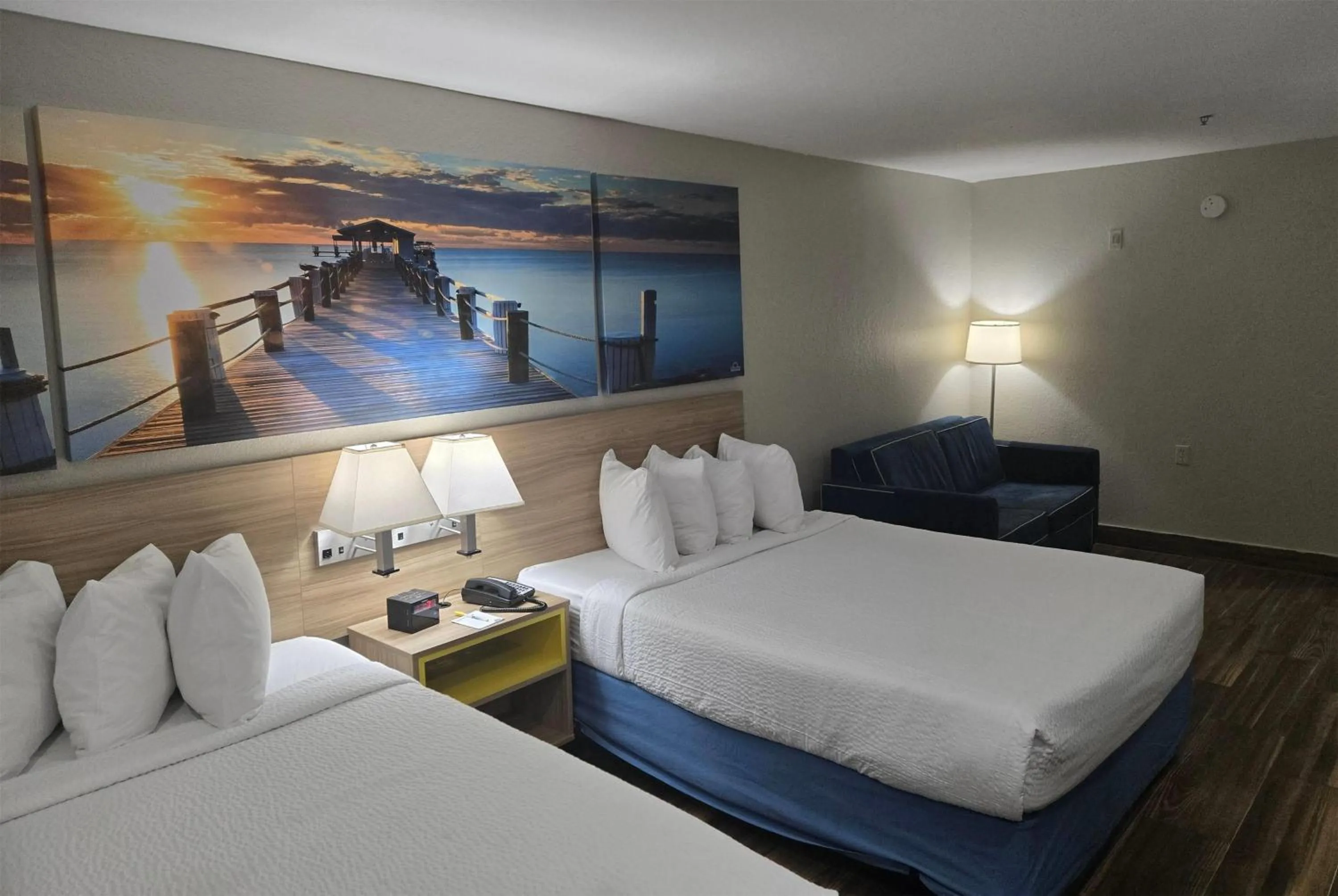 Photo of the whole room, Bed in Days Inn & Suites by Wyndham Tampa/Raymond James Stadium