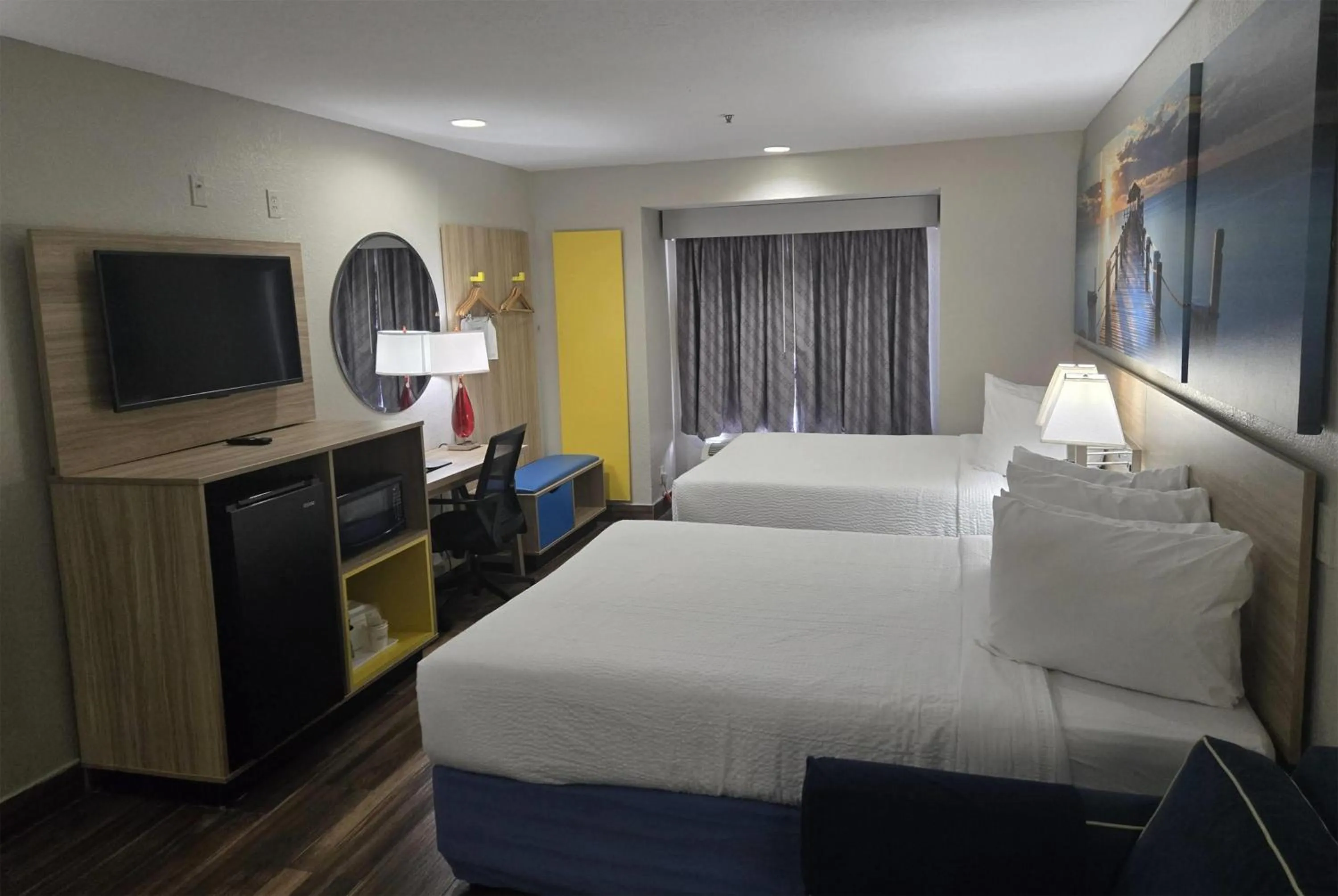 Photo of the whole room, Bed in Days Inn & Suites by Wyndham Tampa/Raymond James Stadium